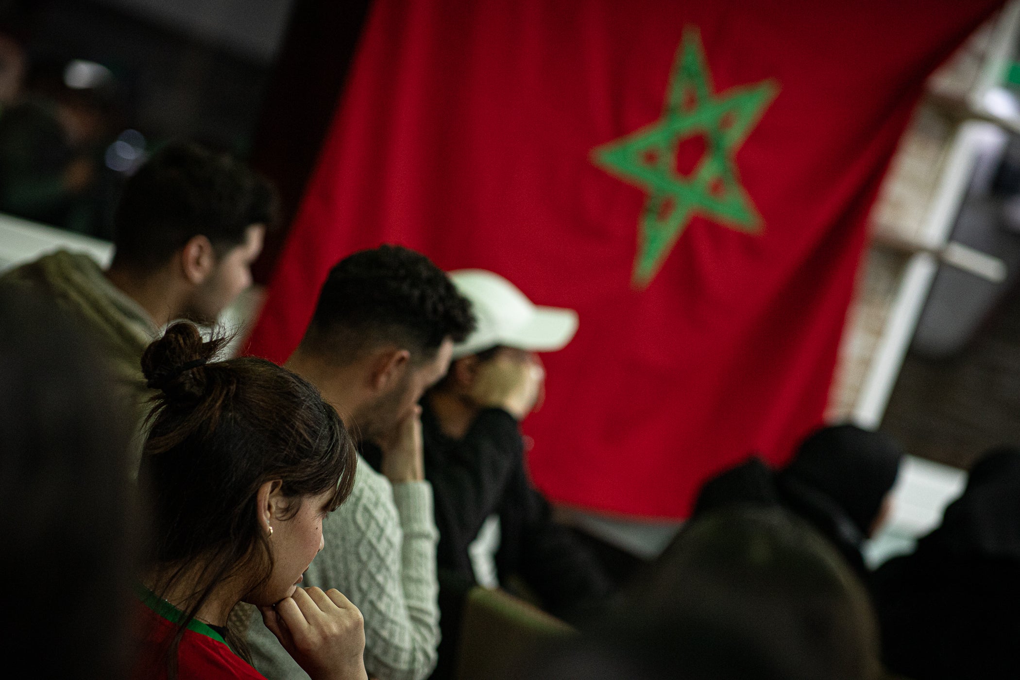 La població marroquina de Terrassa s'ha emportat una bona decepció aquest diumenge després que la seva selecció perdès la final de la Copa Àfrica contra el Senegal. El partit es va decidir a la pròrroga amb un gol de Pape Gueye al minut 94. Aquesta fotogaleria recull imatges de seguidors marroquins a Ca n'Anglada, però també de la comunitat senegalesa d'allà que sí va poder celebrar el triomf | Javi González