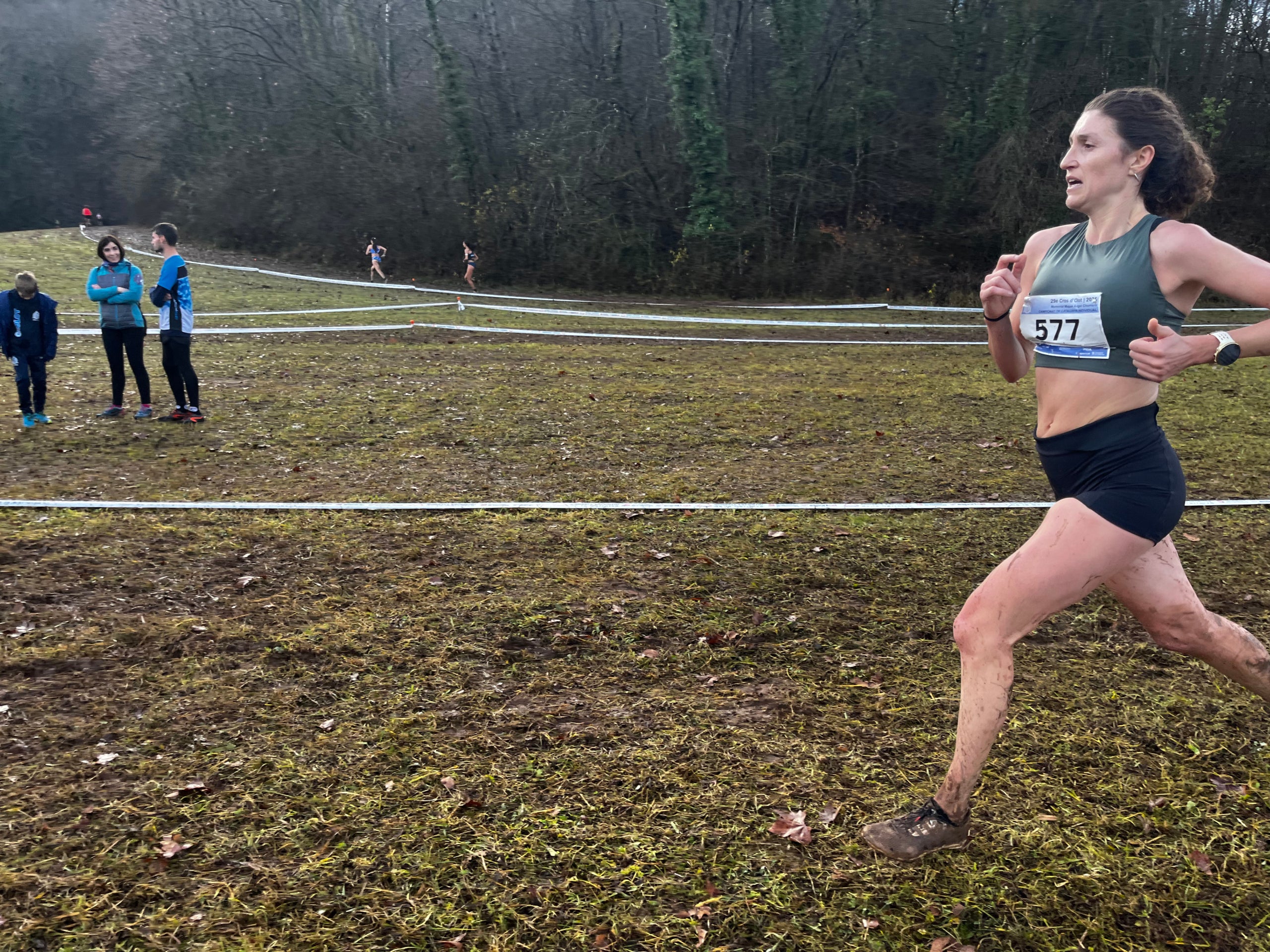 Mireia Guarner corrent al Cros d'Olot | Atletes Terres Ebre