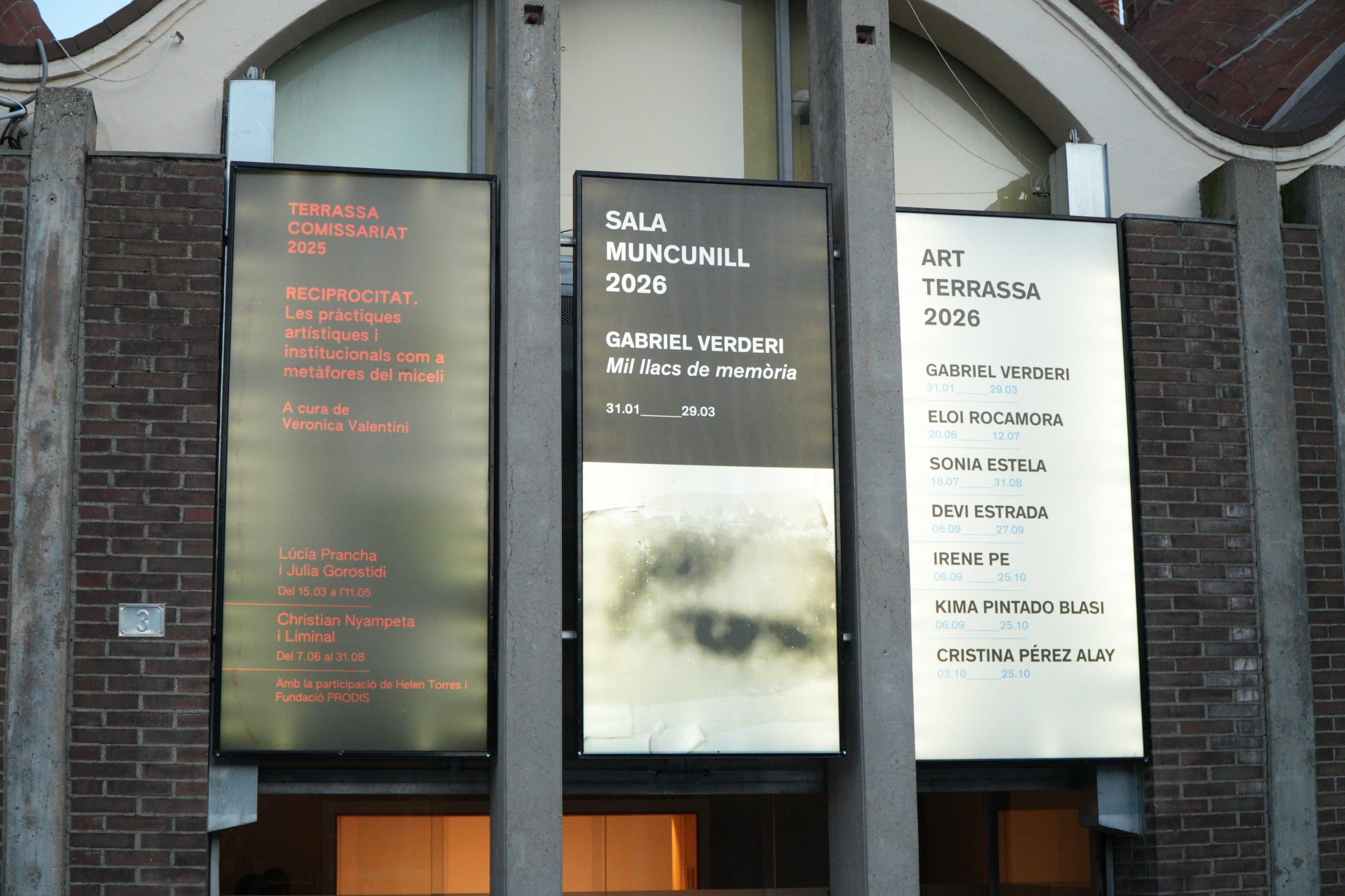 Aquest dissabte, 31 de gener, s'ha inaugurat a la Sala Muncunill l'exposició 'Mil llacs de memòria' de Gabriel Verderi. Amb aquesta mostra, la ciutat dona el tret de sortida a la temporada d'Arts Visuals Terrassa 2026. L'exposició, que es podrà visitar fins al 19 de març, reflexiona sobre la memòria, l'oblit i la fragilitat del temps. Per fer-ho, compta amb vídeos i fotografies on l'artista explora el vincle de la imatge i el record a través d'un recull de fotos del seu avi patern | Jan Romero