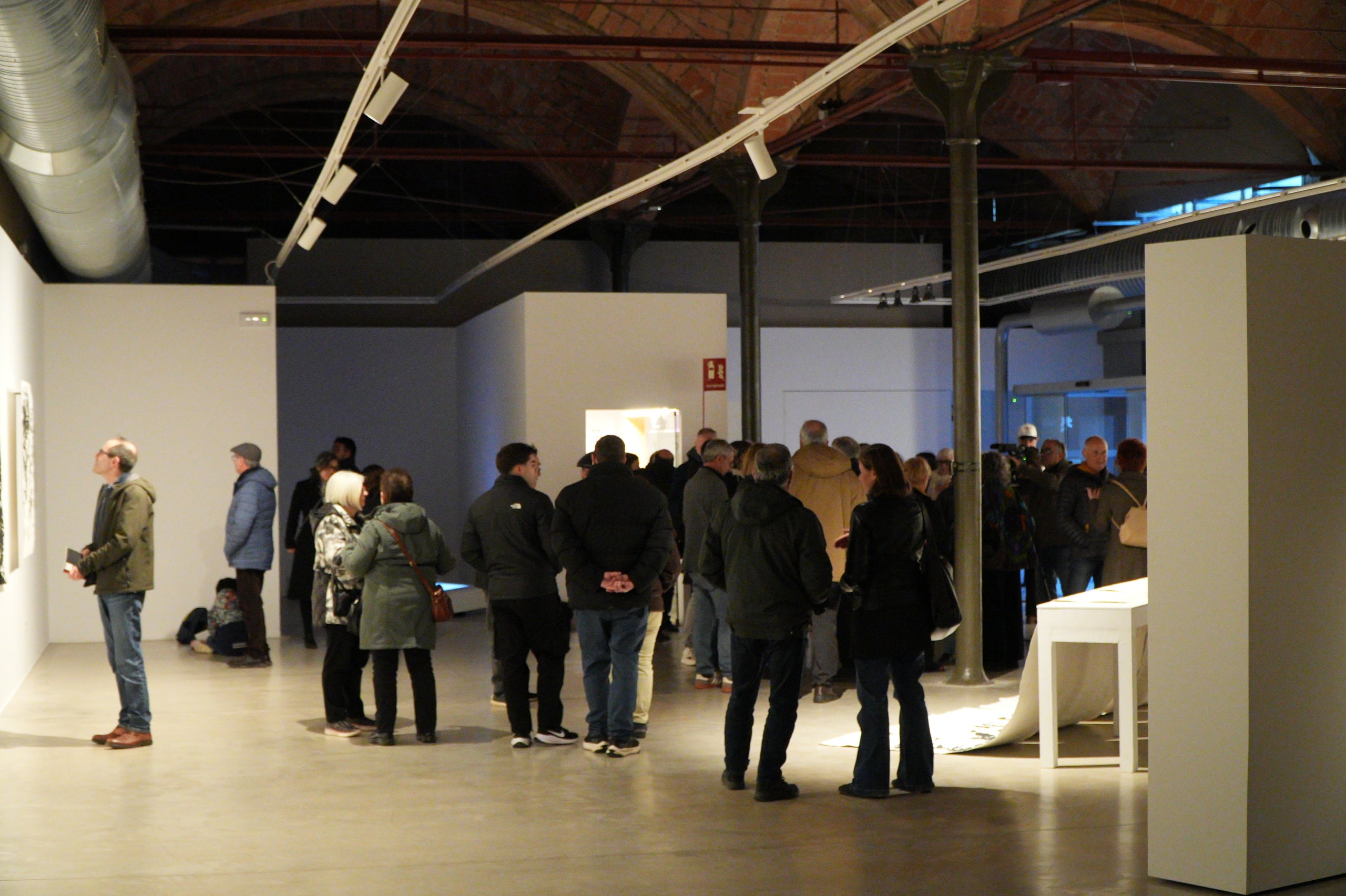 Aquest dissabte, 31 de gener, s'ha inaugurat a la Sala Muncunill l'exposició 'Mil llacs de memòria' de Gabriel Verderi. Amb aquesta mostra, la ciutat dona el tret de sortida a la temporada d'Arts Visuals Terrassa 2026. L'exposició, que es podrà visitar fins al 19 de març, reflexiona sobre la memòria, l'oblit i la fragilitat del temps. Per fer-ho, compta amb vídeos i fotografies on l'artista explora el vincle de la imatge i el record a través d'un recull de fotos del seu avi patern | Jan Romero