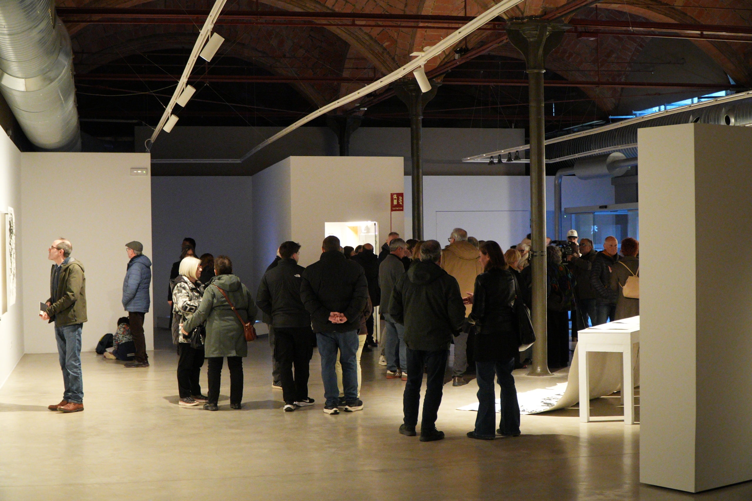 Aquest dissabte, 31 de gener, s'ha inaugurat a la Sala Muncunill l'exposició 'Mil llacs de memòria' de Gabriel Verderi. Amb aquesta mostra, la ciutat dona el tret de sortida a la temporada d'Arts Visuals Terrassa 2026. L'exposició, que es podrà visitar fins al 19 de març, reflexiona sobre la memòria, l'oblit i la fragilitat del temps. Per fer-ho, compta amb vídeos i fotografies on l'artista explora el vincle de la imatge i el record a través d'un recull de fotos del seu avi patern | Jan Romero