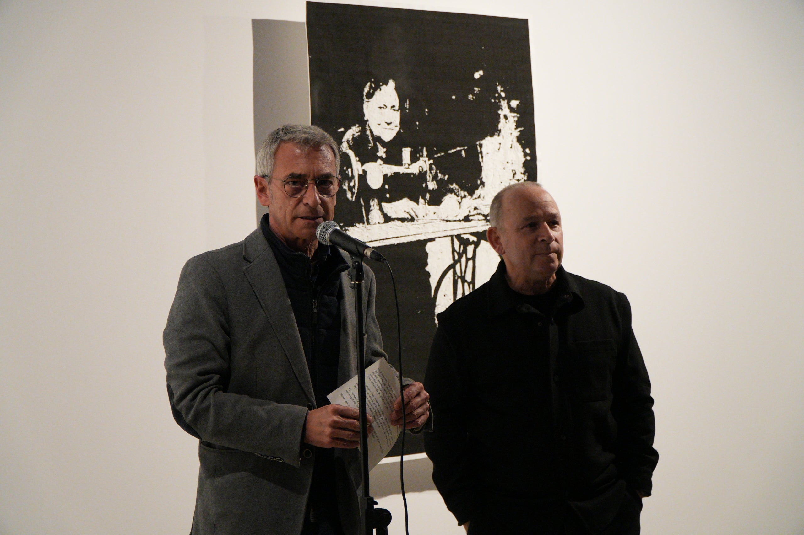 Aquest dissabte, 31 de gener, s'ha inaugurat a la Sala Muncunill l'exposició 'Mil llacs de memòria' de Gabriel Verderi. Amb aquesta mostra, la ciutat dona el tret de sortida a la temporada d'Arts Visuals Terrassa 2026. L'exposició, que es podrà visitar fins al 19 de març, reflexiona sobre la memòria, l'oblit i la fragilitat del temps. Per fer-ho, compta amb vídeos i fotografies on l'artista explora el vincle de la imatge i el record a través d'un recull de fotos del seu avi patern | Jan Romero