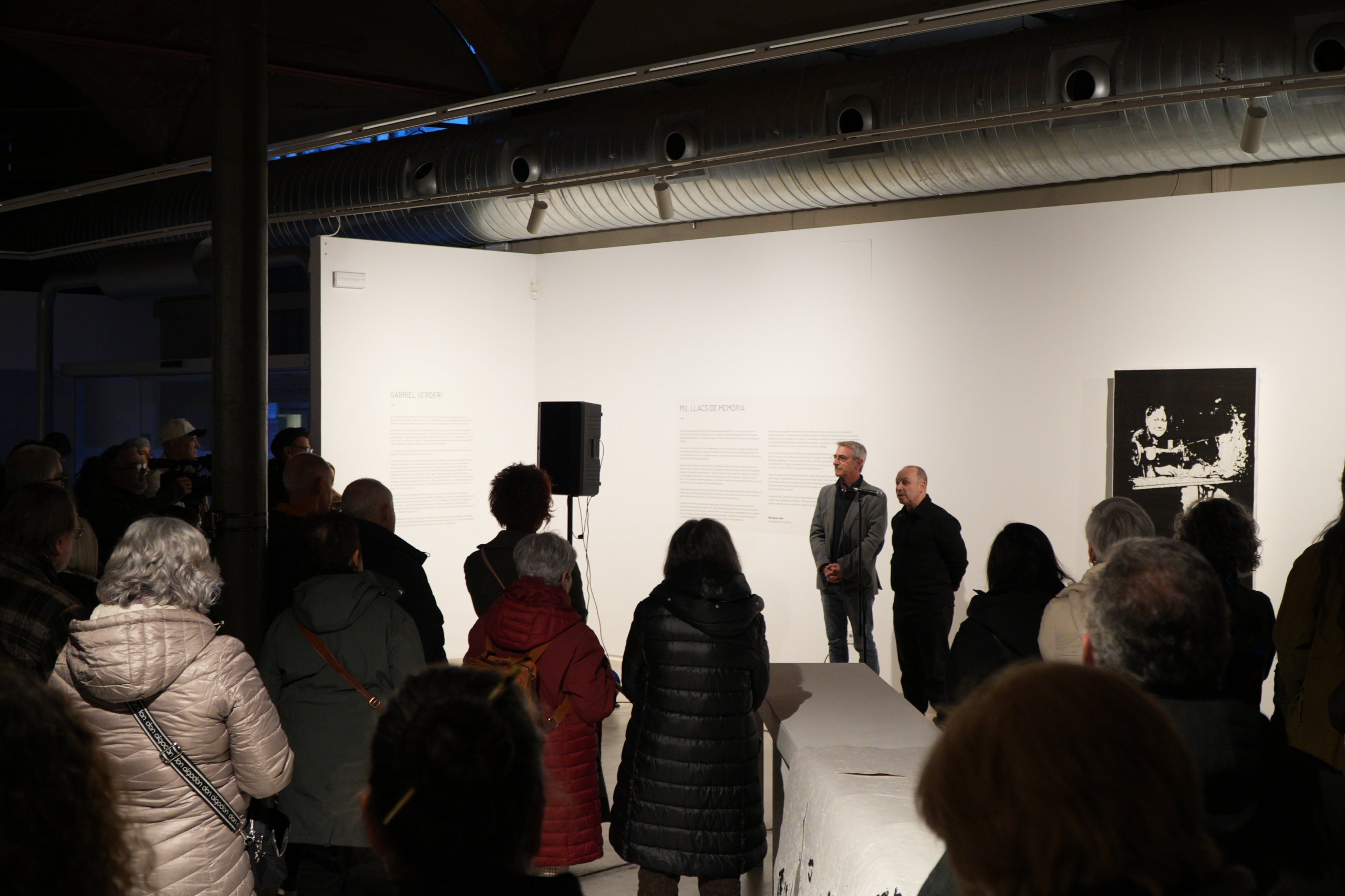 Aquest dissabte, 31 de gener, s'ha inaugurat a la Sala Muncunill l'exposició 'Mil llacs de memòria' de Gabriel Verderi. Amb aquesta mostra, la ciutat dona el tret de sortida a la temporada d'Arts Visuals Terrassa 2026. L'exposició, que es podrà visitar fins al 19 de març, reflexiona sobre la memòria, l'oblit i la fragilitat del temps. Per fer-ho, compta amb vídeos i fotografies on l'artista explora el vincle de la imatge i el record a través d'un recull de fotos del seu avi patern | Jan Romero