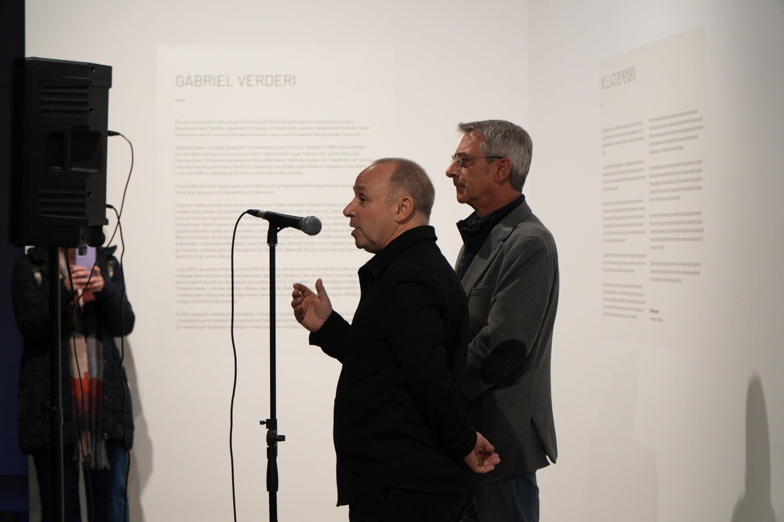 Aquest dissabte, 31 de gener, s'ha inaugurat a la Sala Muncunill l'exposició 'Mil llacs de memòria' de Gabriel Verderi. Amb aquesta mostra, la ciutat dona el tret de sortida a la temporada d'Arts Visuals Terrassa 2026. L'exposició, que es podrà visitar fins al 19 de març, reflexiona sobre la memòria, l'oblit i la fragilitat del temps. Per fer-ho, compta amb vídeos i fotografies on l'artista explora el vincle de la imatge i el record a través d'un recull de fotos del seu avi patern | Jan Romero