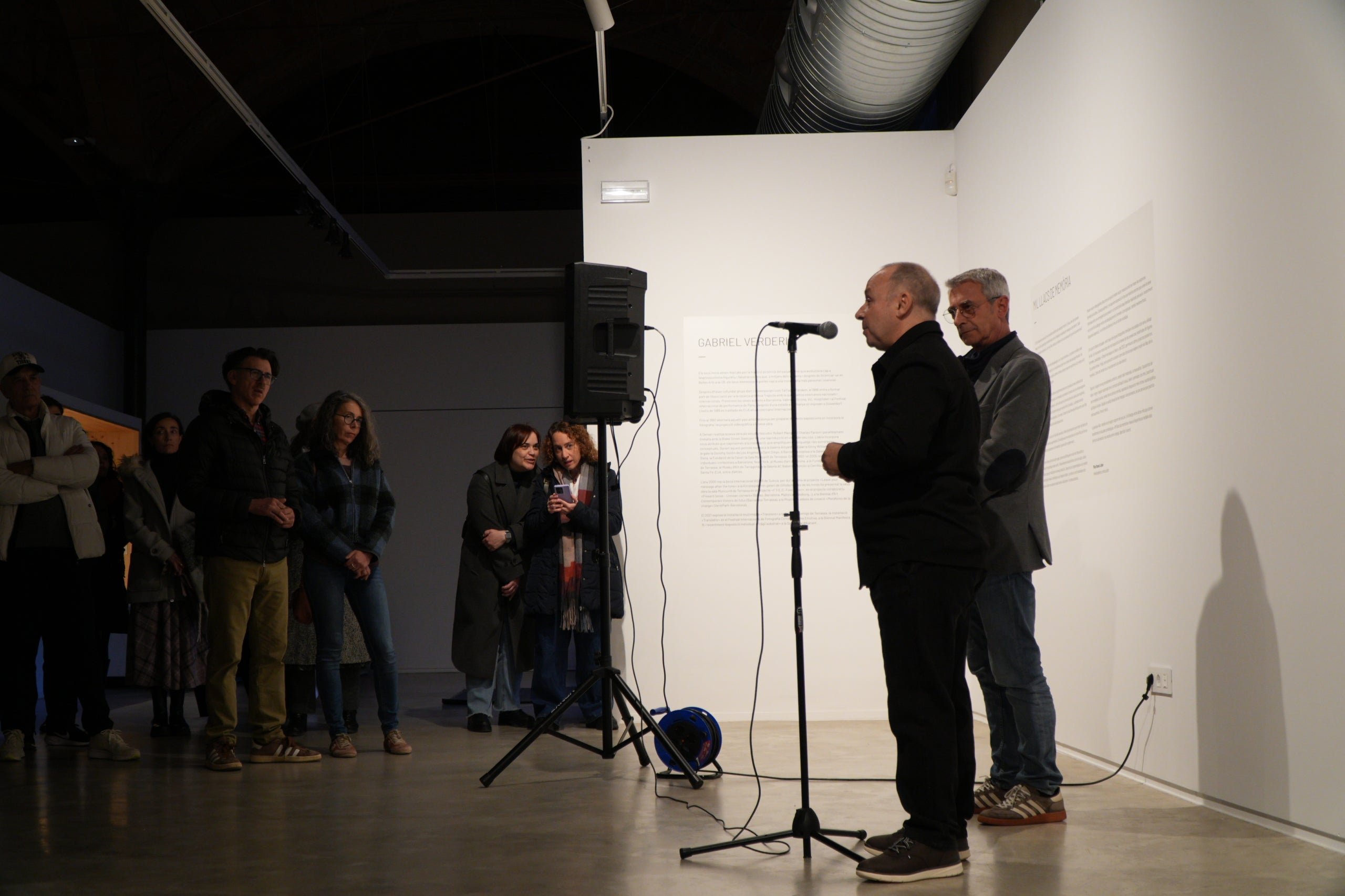 Aquest dissabte, 31 de gener, s'ha inaugurat a la Sala Muncunill l'exposició 'Mil llacs de memòria' de Gabriel Verderi. Amb aquesta mostra, la ciutat dona el tret de sortida a la temporada d'Arts Visuals Terrassa 2026. L'exposició, que es podrà visitar fins al 19 de març, reflexiona sobre la memòria, l'oblit i la fragilitat del temps. Per fer-ho, compta amb vídeos i fotografies on l'artista explora el vincle de la imatge i el record a través d'un recull de fotos del seu avi patern | Jan Romero