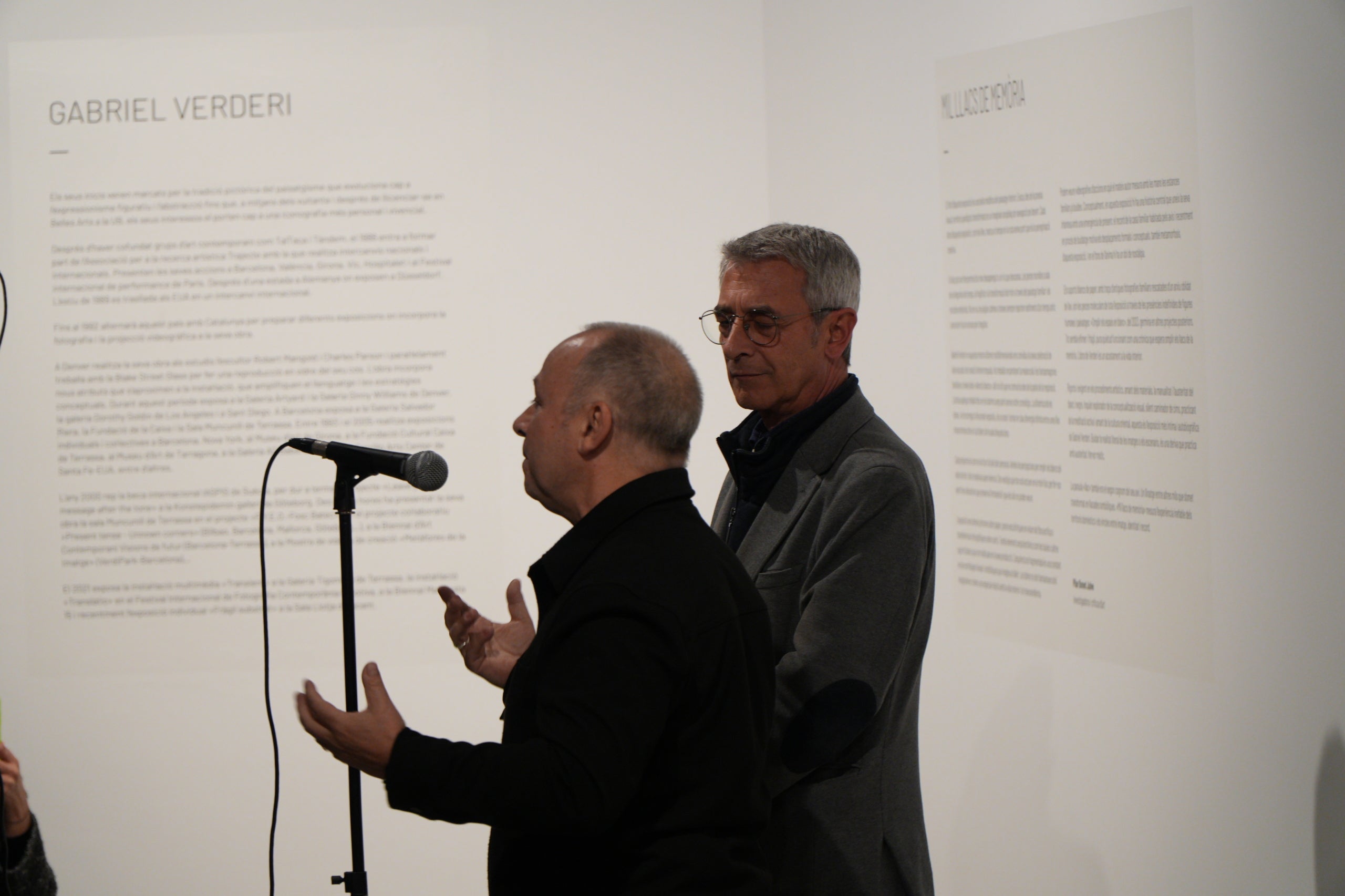 Aquest dissabte, 31 de gener, s'ha inaugurat a la Sala Muncunill l'exposició 'Mil llacs de memòria' de Gabriel Verderi. Amb aquesta mostra, la ciutat dona el tret de sortida a la temporada d'Arts Visuals Terrassa 2026. L'exposició, que es podrà visitar fins al 19 de març, reflexiona sobre la memòria, l'oblit i la fragilitat del temps. Per fer-ho, compta amb vídeos i fotografies on l'artista explora el vincle de la imatge i el record a través d'un recull de fotos del seu avi patern | Jan Romero