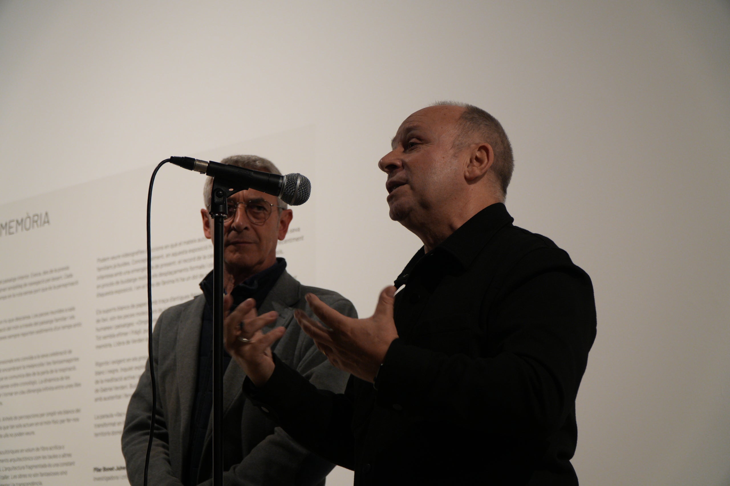 Aquest dissabte, 31 de gener, s'ha inaugurat a la Sala Muncunill l'exposició 'Mil llacs de memòria' de Gabriel Verderi. Amb aquesta mostra, la ciutat dona el tret de sortida a la temporada d'Arts Visuals Terrassa 2026. L'exposició, que es podrà visitar fins al 19 de març, reflexiona sobre la memòria, l'oblit i la fragilitat del temps. Per fer-ho, compta amb vídeos i fotografies on l'artista explora el vincle de la imatge i el record a través d'un recull de fotos del seu avi patern | Jan Romero