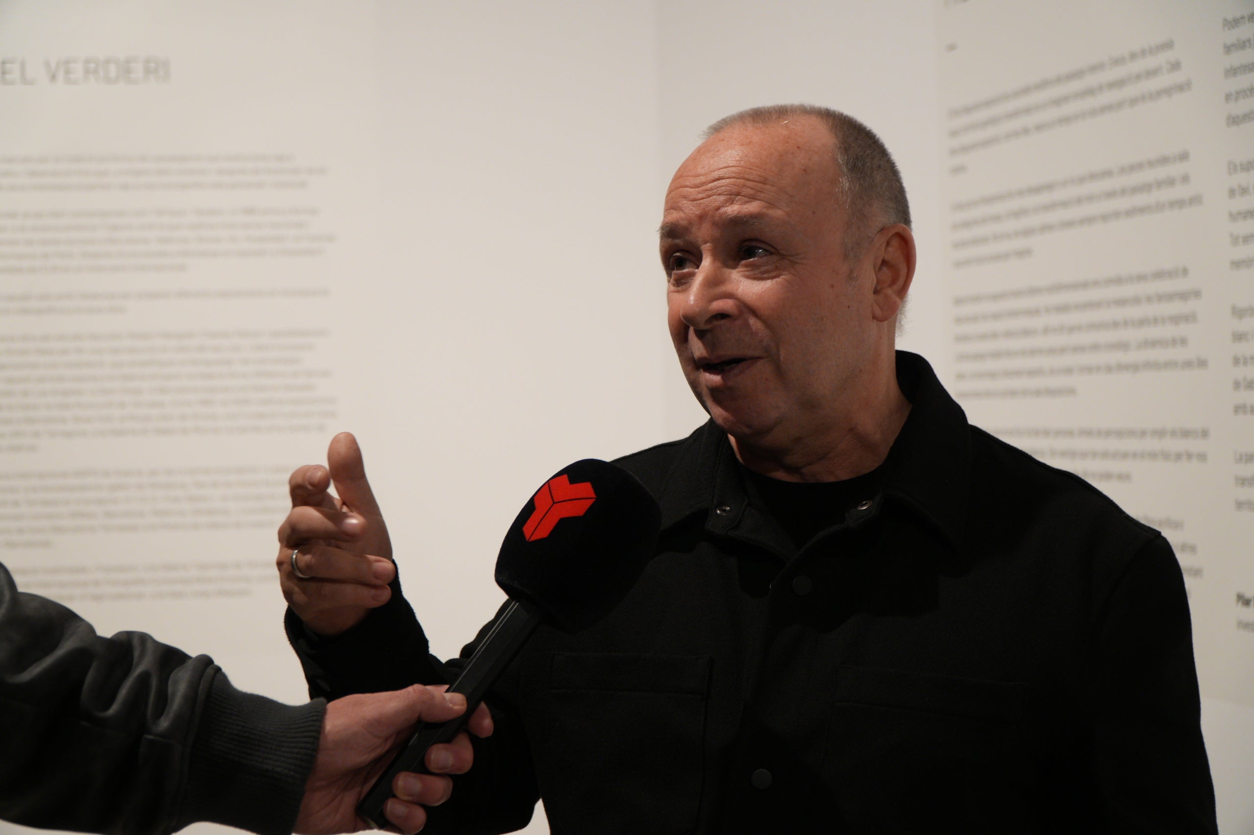 Aquest dissabte, 31 de gener, s'ha inaugurat a la Sala Muncunill l'exposició 'Mil llacs de memòria' de Gabriel Verderi. Amb aquesta mostra, la ciutat dona el tret de sortida a la temporada d'Arts Visuals Terrassa 2026. L'exposició, que es podrà visitar fins al 19 de març, reflexiona sobre la memòria, l'oblit i la fragilitat del temps. Per fer-ho, compta amb vídeos i fotografies on l'artista explora el vincle de la imatge i el record a través d'un recull de fotos del seu avi patern | Jan Romero