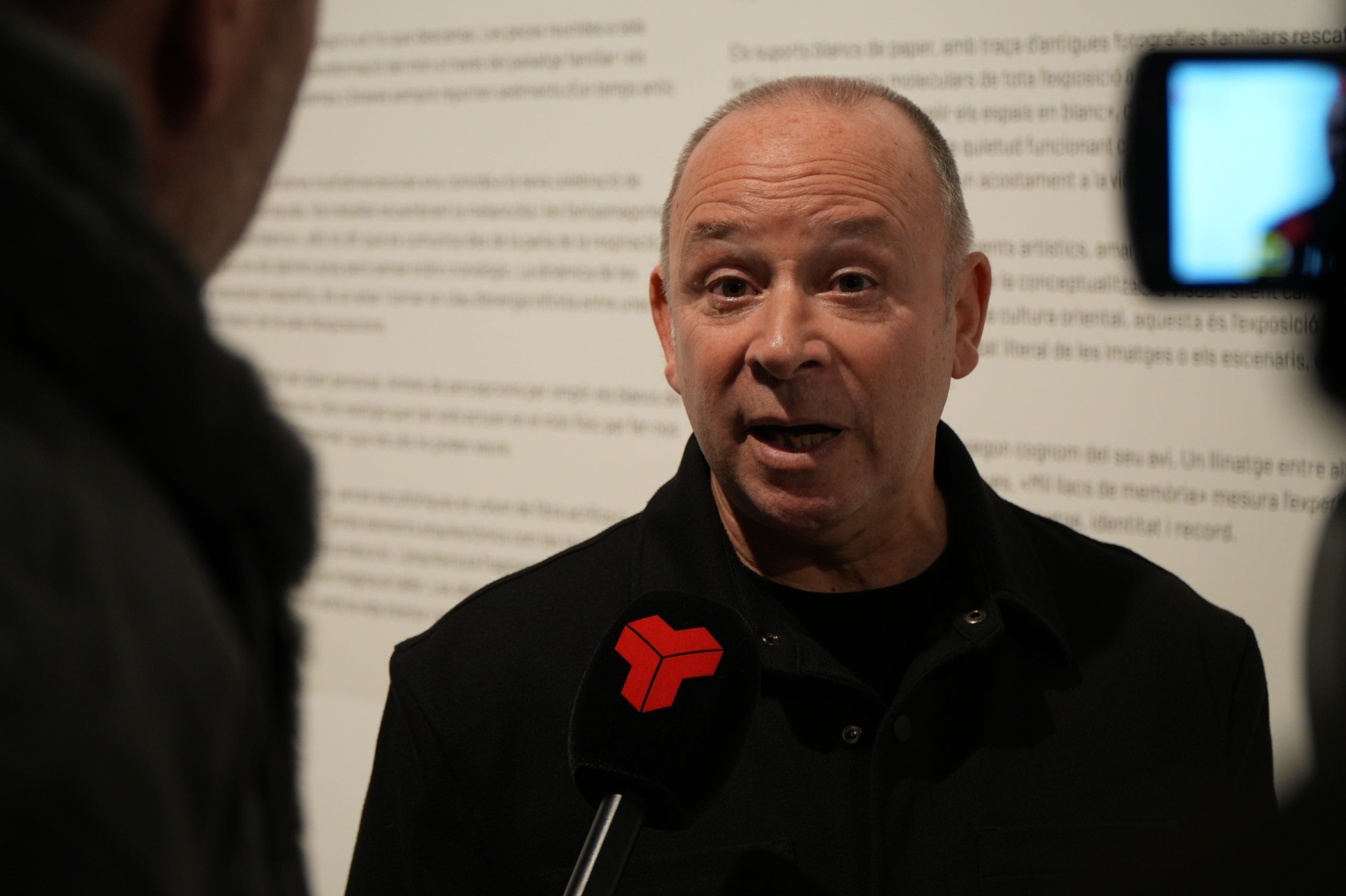 Aquest dissabte, 31 de gener, s'ha inaugurat a la Sala Muncunill l'exposició 'Mil llacs de memòria' de Gabriel Verderi. Amb aquesta mostra, la ciutat dona el tret de sortida a la temporada d'Arts Visuals Terrassa 2026. L'exposició, que es podrà visitar fins al 19 de març, reflexiona sobre la memòria, l'oblit i la fragilitat del temps. Per fer-ho, compta amb vídeos i fotografies on l'artista explora el vincle de la imatge i el record a través d'un recull de fotos del seu avi patern | Jan Romero