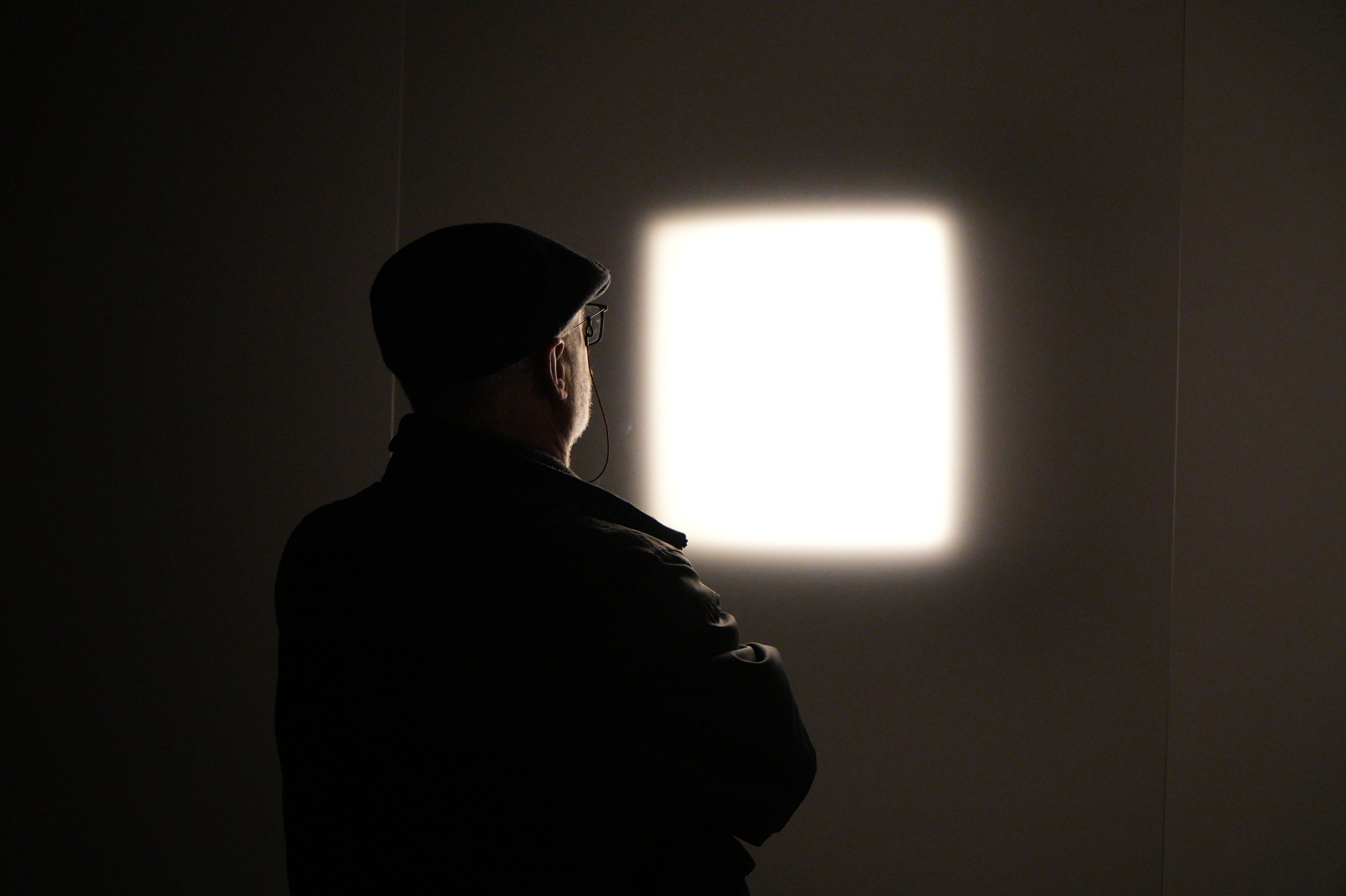 Aquest dissabte, 31 de gener, s'ha inaugurat a la Sala Muncunill l'exposició 'Mil llacs de memòria' de Gabriel Verderi. Amb aquesta mostra, la ciutat dona el tret de sortida a la temporada d'Arts Visuals Terrassa 2026. L'exposició, que es podrà visitar fins al 19 de març, reflexiona sobre la memòria, l'oblit i la fragilitat del temps. Per fer-ho, compta amb vídeos i fotografies on l'artista explora el vincle de la imatge i el record a través d'un recull de fotos del seu avi patern | Jan Romero