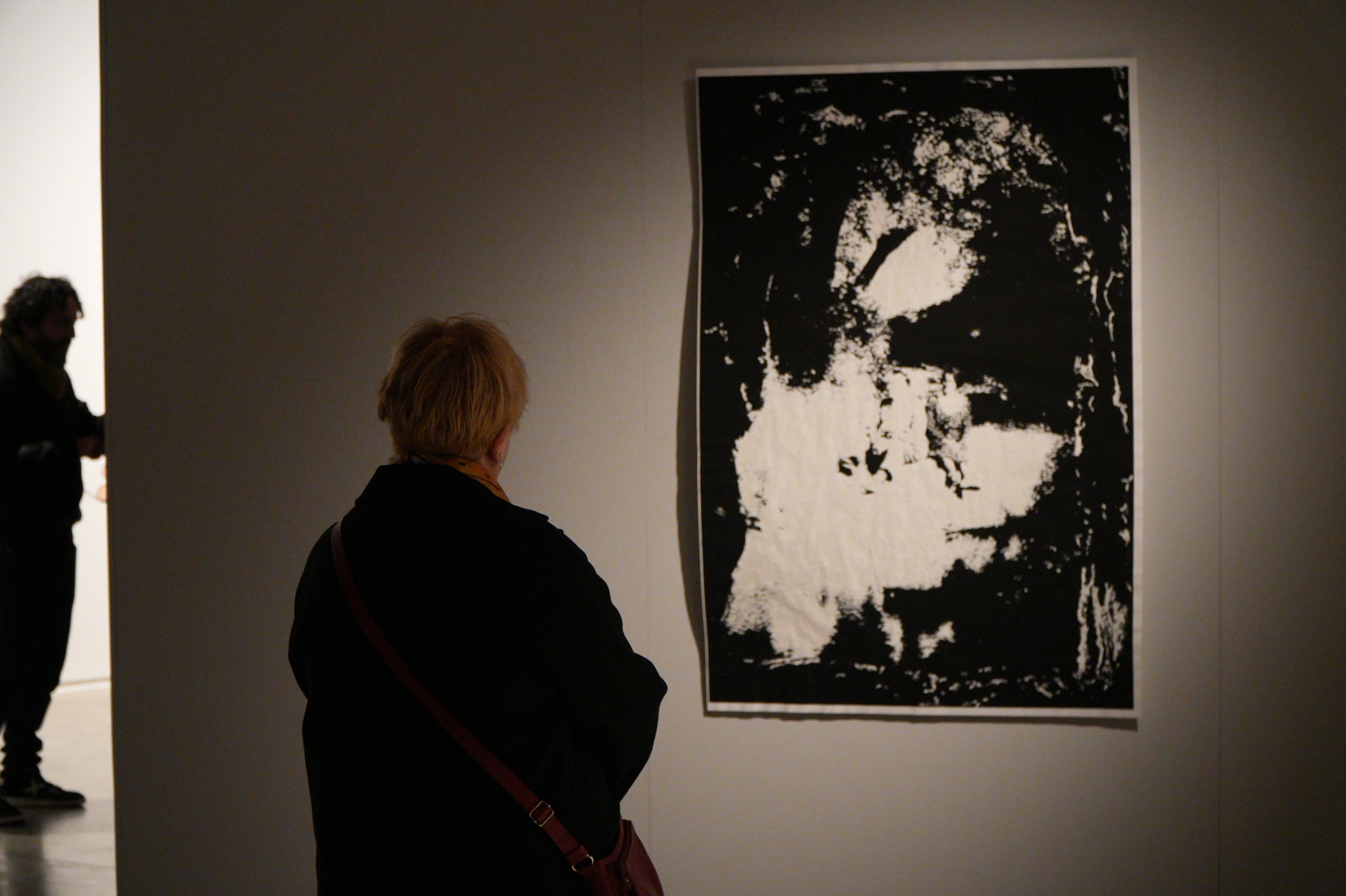 Aquest dissabte, 31 de gener, s'ha inaugurat a la Sala Muncunill l'exposició 'Mil llacs de memòria' de Gabriel Verderi. Amb aquesta mostra, la ciutat dona el tret de sortida a la temporada d'Arts Visuals Terrassa 2026. L'exposició, que es podrà visitar fins al 19 de març, reflexiona sobre la memòria, l'oblit i la fragilitat del temps. Per fer-ho, compta amb vídeos i fotografies on l'artista explora el vincle de la imatge i el record a través d'un recull de fotos del seu avi patern | Jan Romero