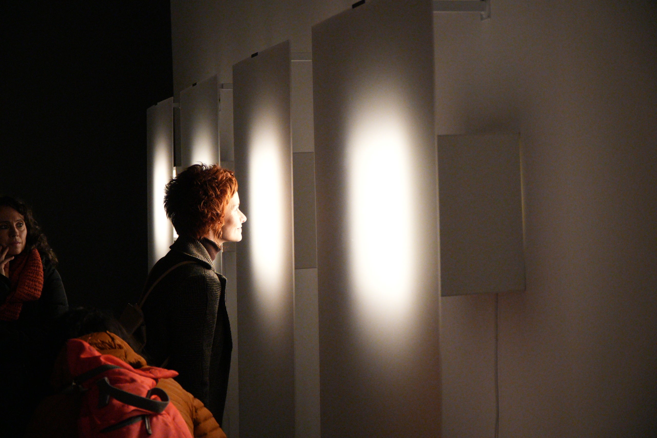 Aquest dissabte, 31 de gener, s'ha inaugurat a la Sala Muncunill l'exposició 'Mil llacs de memòria' de Gabriel Verderi. Amb aquesta mostra, la ciutat dona el tret de sortida a la temporada d'Arts Visuals Terrassa 2026. L'exposició, que es podrà visitar fins al 19 de març, reflexiona sobre la memòria, l'oblit i la fragilitat del temps. Per fer-ho, compta amb vídeos i fotografies on l'artista explora el vincle de la imatge i el record a través d'un recull de fotos del seu avi patern | Jan Romero