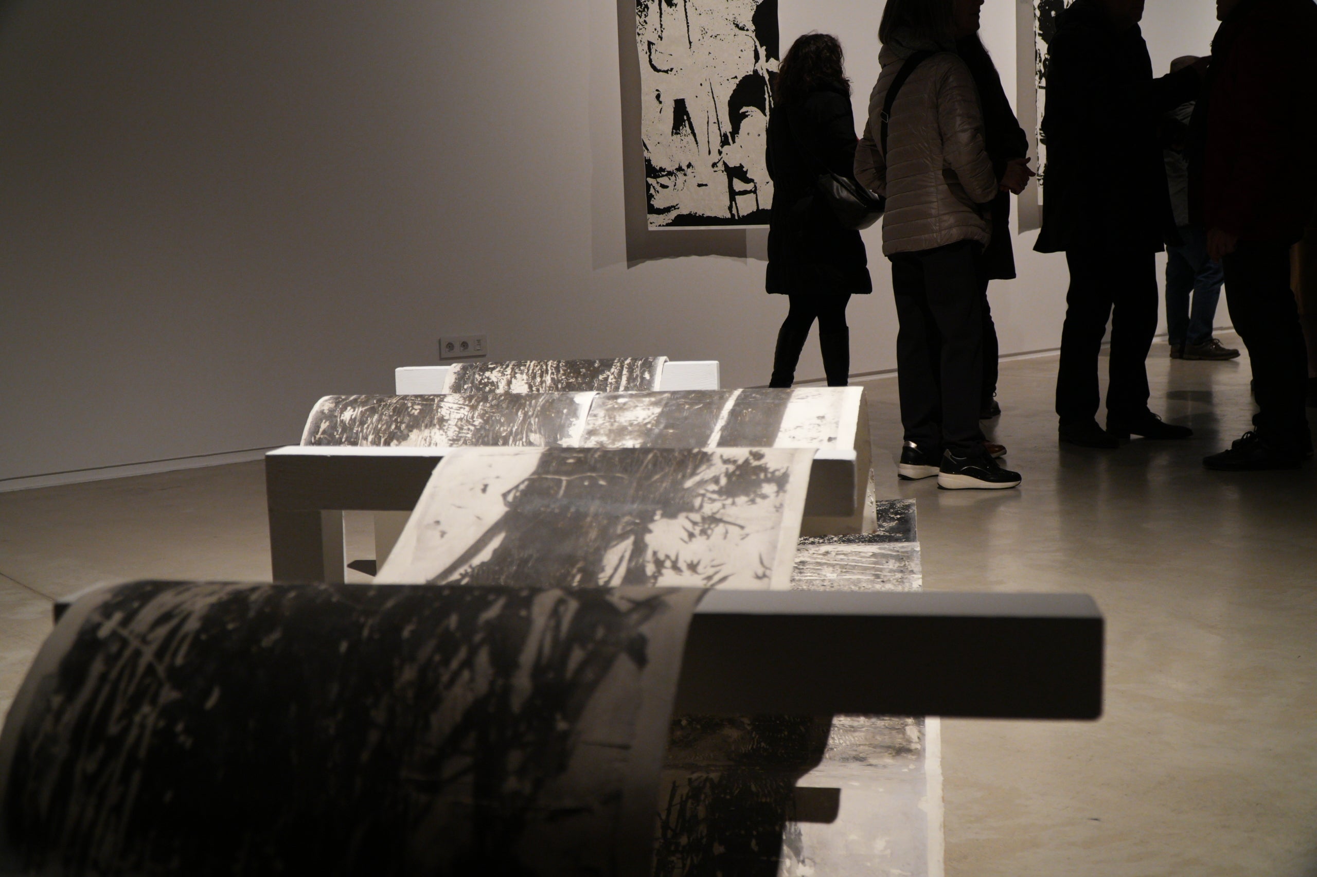 Aquest dissabte, 31 de gener, s'ha inaugurat a la Sala Muncunill l'exposició 'Mil llacs de memòria' de Gabriel Verderi. Amb aquesta mostra, la ciutat dona el tret de sortida a la temporada d'Arts Visuals Terrassa 2026. L'exposició, que es podrà visitar fins al 19 de març, reflexiona sobre la memòria, l'oblit i la fragilitat del temps. Per fer-ho, compta amb vídeos i fotografies on l'artista explora el vincle de la imatge i el record a través d'un recull de fotos del seu avi patern | Jan Romero