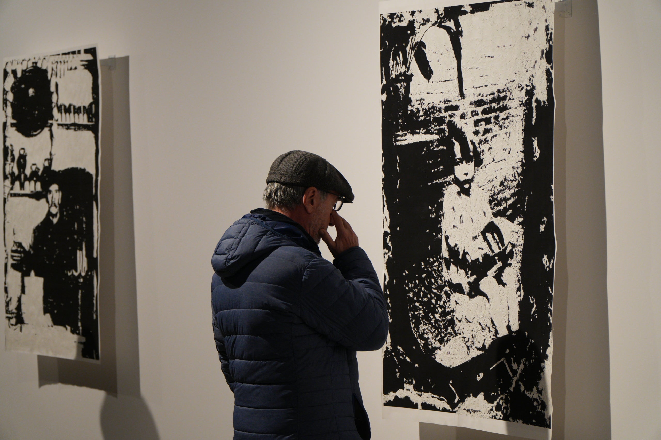 Aquest dissabte, 31 de gener, s'ha inaugurat a la Sala Muncunill l'exposició 'Mil llacs de memòria' de Gabriel Verderi. Amb aquesta mostra, la ciutat dona el tret de sortida a la temporada d'Arts Visuals Terrassa 2026. L'exposició, que es podrà visitar fins al 19 de març, reflexiona sobre la memòria, l'oblit i la fragilitat del temps. Per fer-ho, compta amb vídeos i fotografies on l'artista explora el vincle de la imatge i el record a través d'un recull de fotos del seu avi patern | Jan Romero