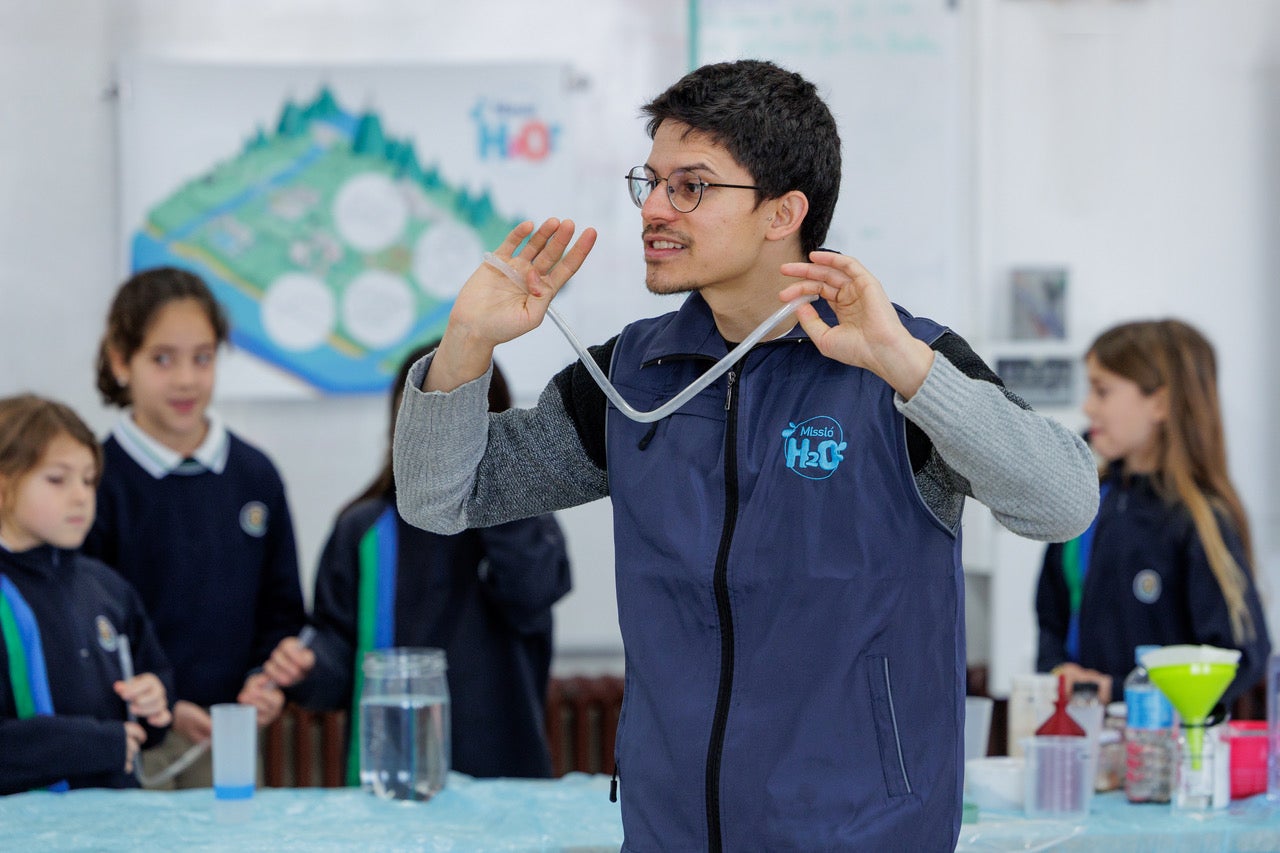 Tallerista del nou programa educatiu Missió H20, impartint una sessió | Veolia