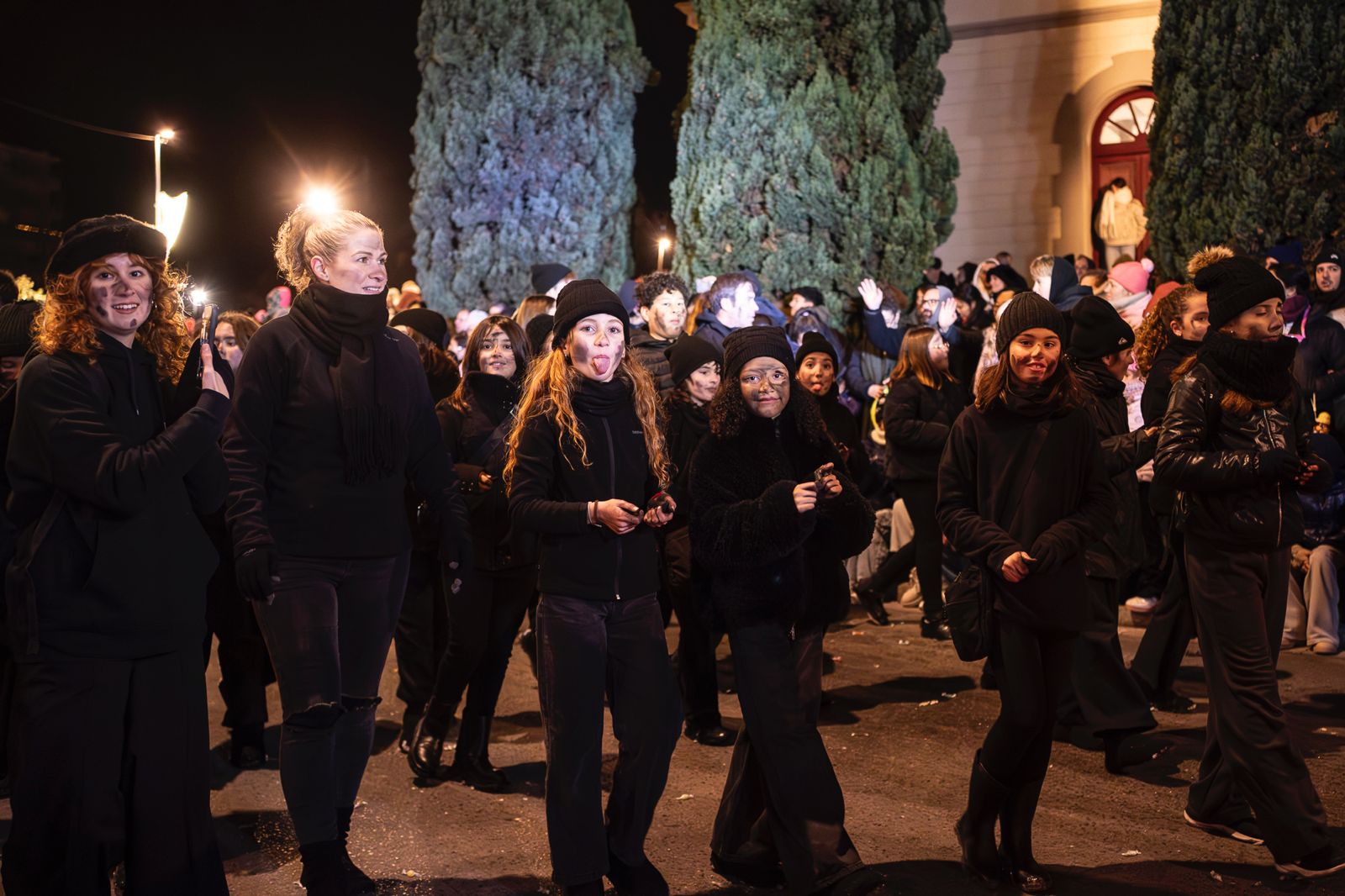 Un any més Ses Majestats els Reis d'Orient han arribat a la ciutat per portar màgia i alegria a tots els infants de Terrassa. Enguany, la Cavalcada de Reis ha estat marcada per les baixes temperatures, les quals van provocar nevades a La Mola i Matadepera. Tot i això, milers de persones es van llençar als carrers per donar una càlida benvinguda a Melcior, Gaspar i Baltasar | Mireia Comas