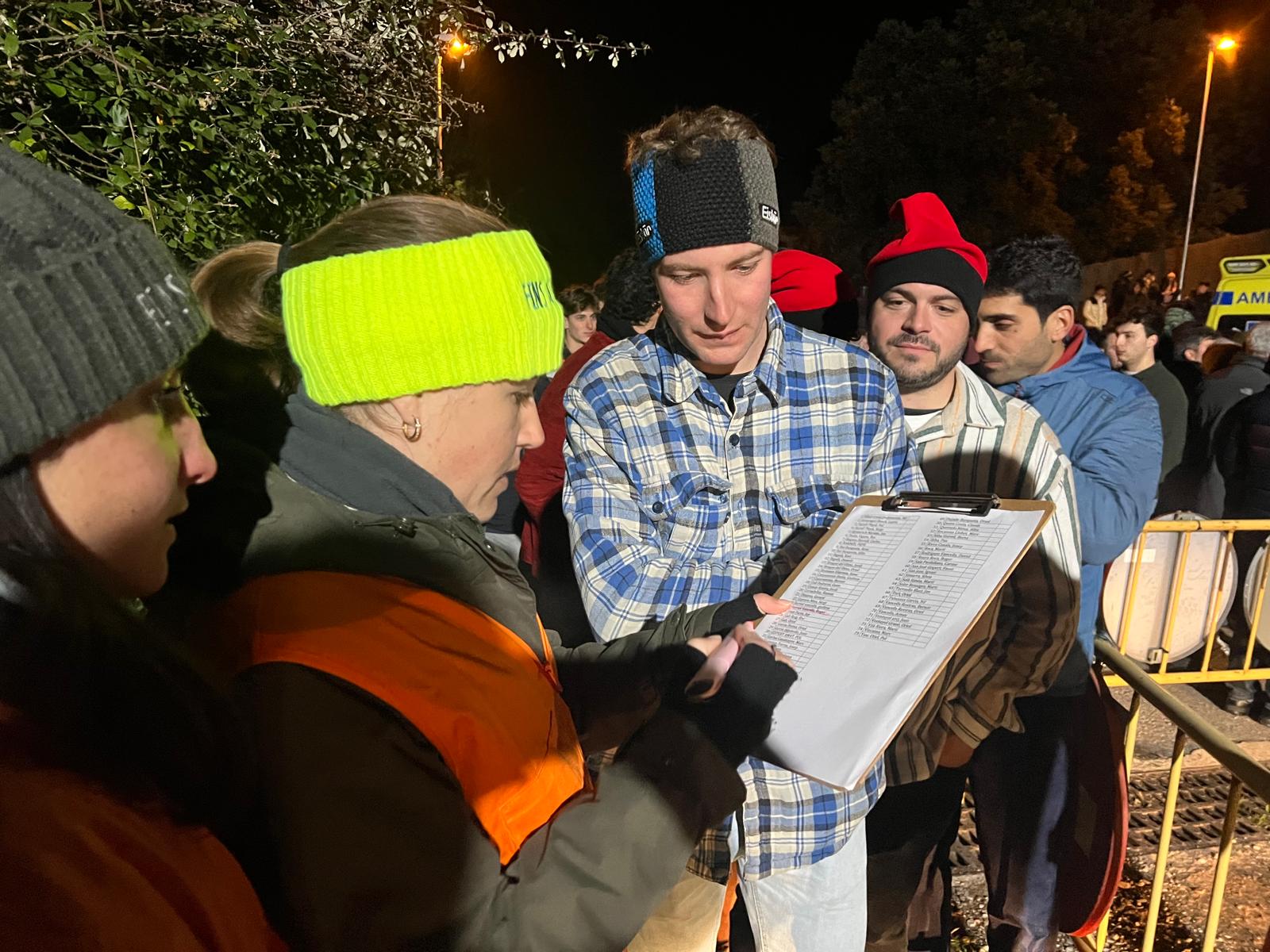 Matadepera ha celebrat aquest dissabte, 10 de gener, una de les activitats més popular de les Festes de Sant Sebastià, la Baixada del Pi. Centenars de persones en aquesta tradicional jornada que va gaudir d'un ambient plenament festiu i sense incidents. Una de les principals novetats d'enguany ha estat el canvi d'ubicació del sopar de la baixada del pi, que es va traslladar al carrer Enric Genescà a causa de les restriccions per la pesta porcina | Salvador Cot