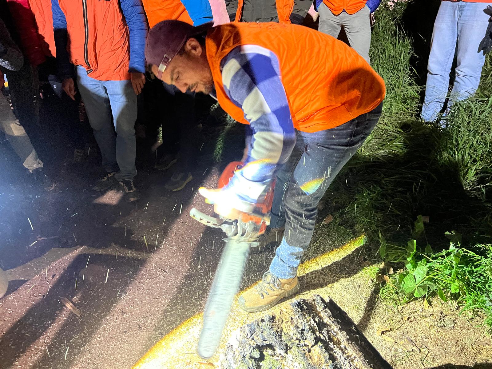 Matadepera ha celebrat aquest dissabte, 10 de gener, una de les activitats més popular de les Festes de Sant Sebastià, la Baixada del Pi. Centenars de persones en aquesta tradicional jornada que va gaudir d'un ambient plenament festiu i sense incidents. Una de les principals novetats d'enguany ha estat el canvi d'ubicació del sopar de la baixada del pi, que es va traslladar al carrer Enric Genescà a causa de les restriccions per la pesta porcina | Salvador Cot