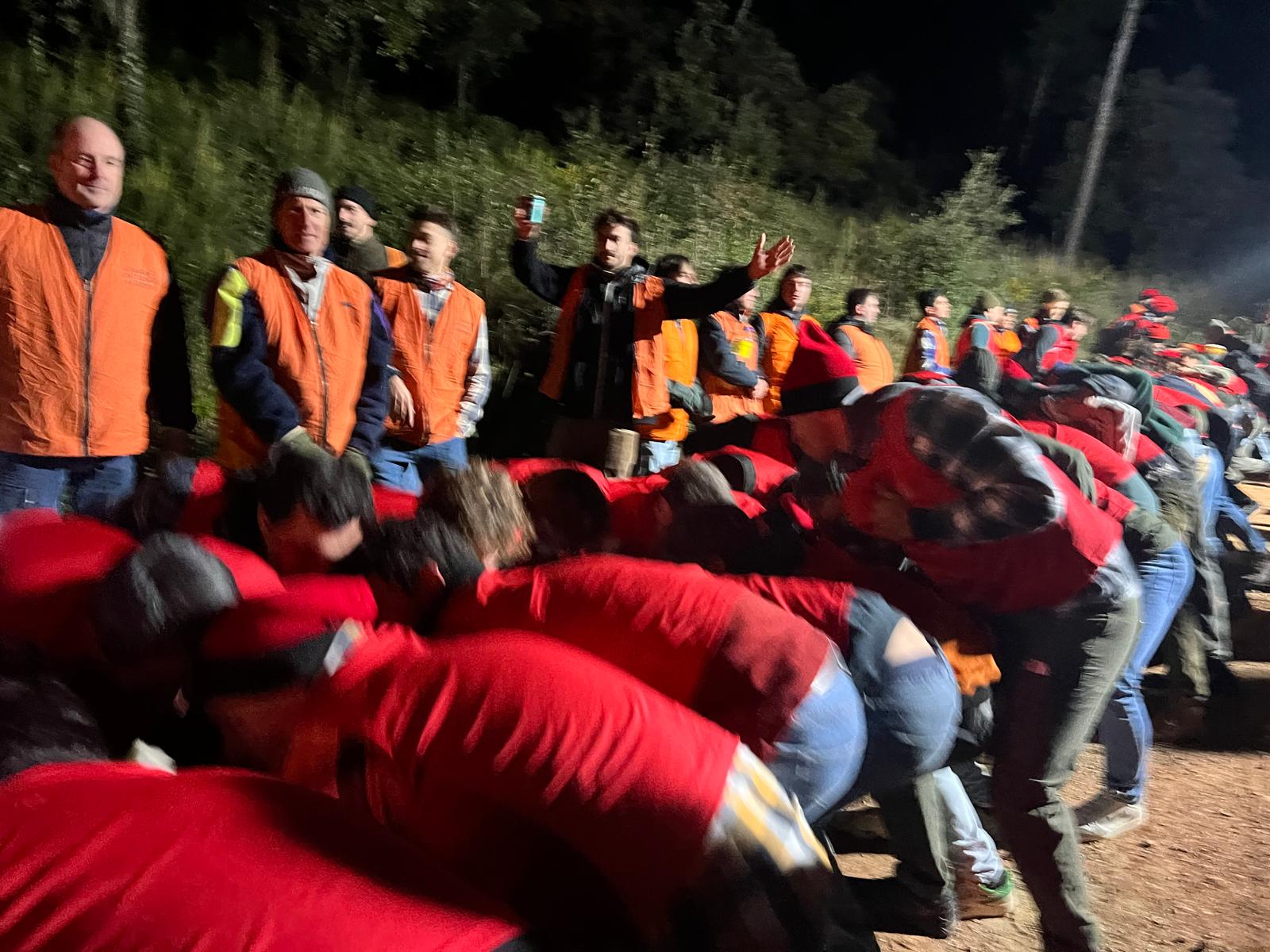 Matadepera ha celebrat aquest dissabte, 10 de gener, una de les activitats més popular de les Festes de Sant Sebastià, la Baixada del Pi. Centenars de persones en aquesta tradicional jornada que va gaudir d'un ambient plenament festiu i sense incidents. Una de les principals novetats d'enguany ha estat el canvi d'ubicació del sopar de la baixada del pi, que es va traslladar al carrer Enric Genescà a causa de les restriccions per la pesta porcina | Salvador Cot
