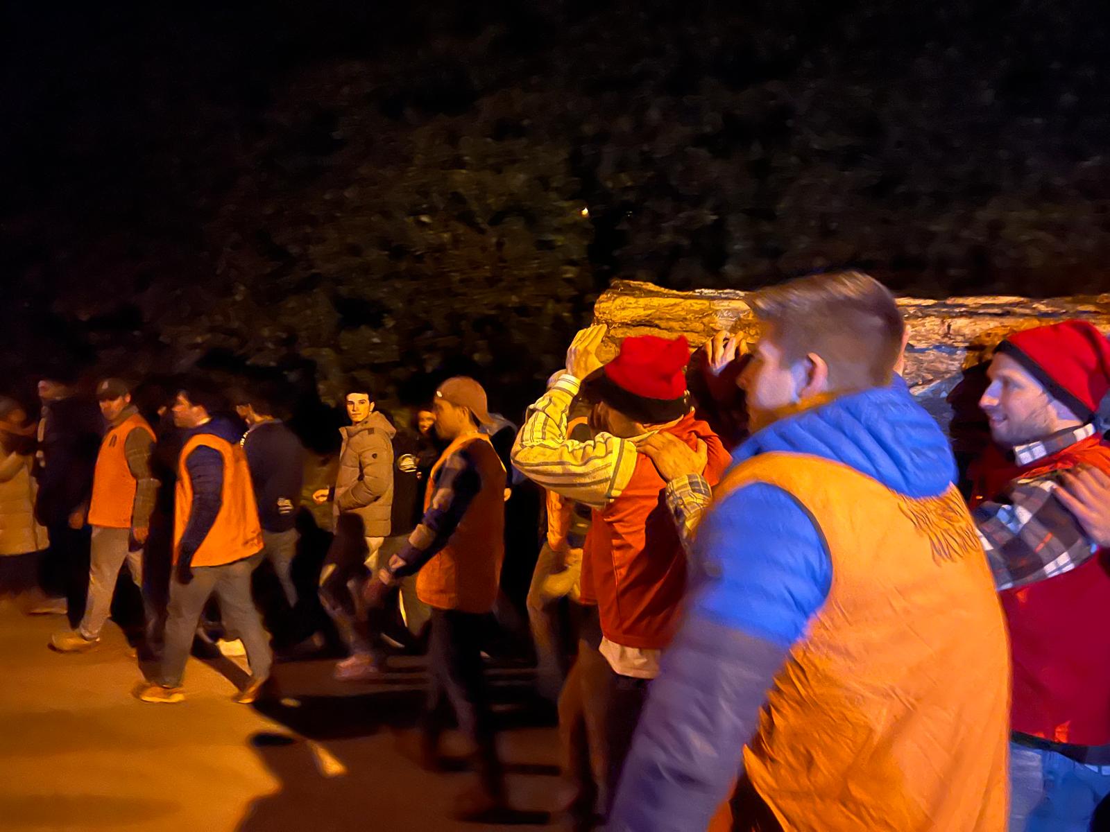 Matadepera ha celebrat aquest dissabte, 10 de gener, una de les activitats més popular de les Festes de Sant Sebastià, la Baixada del Pi. Centenars de persones en aquesta tradicional jornada que va gaudir d'un ambient plenament festiu i sense incidents. Una de les principals novetats d'enguany ha estat el canvi d'ubicació del sopar de la baixada del pi, que es va traslladar al carrer Enric Genescà a causa de les restriccions per la pesta porcina | Salvador Cot