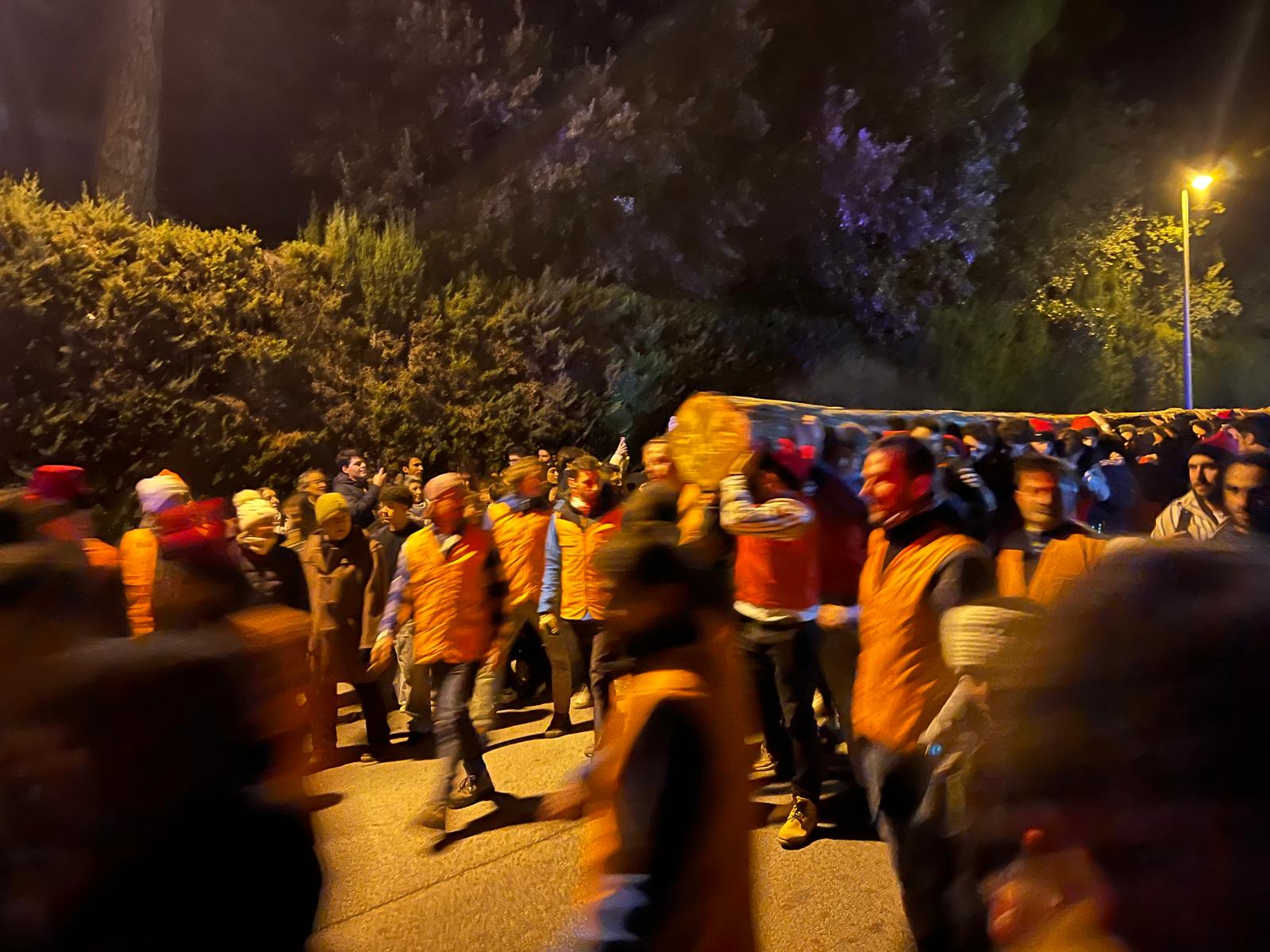 Matadepera ha celebrat aquest dissabte, 10 de gener, una de les activitats més popular de les Festes de Sant Sebastià, la Baixada del Pi. Centenars de persones en aquesta tradicional jornada que va gaudir d'un ambient plenament festiu i sense incidents. Una de les principals novetats d'enguany ha estat el canvi d'ubicació del sopar de la baixada del pi, que es va traslladar al carrer Enric Genescà a causa de les restriccions per la pesta porcina | Salvador Cot