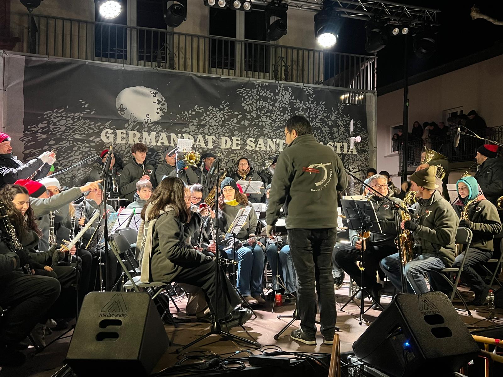 Matadepera ha celebrat aquest dissabte, 10 de gener, una de les activitats més popular de les Festes de Sant Sebastià, la Baixada del Pi. Centenars de persones en aquesta tradicional jornada que va gaudir d'un ambient plenament festiu i sense incidents. Una de les principals novetats d'enguany ha estat el canvi d'ubicació del sopar de la baixada del pi, que es va traslladar al carrer Enric Genescà a causa de les restriccions per la pesta porcina | Salvador Cot