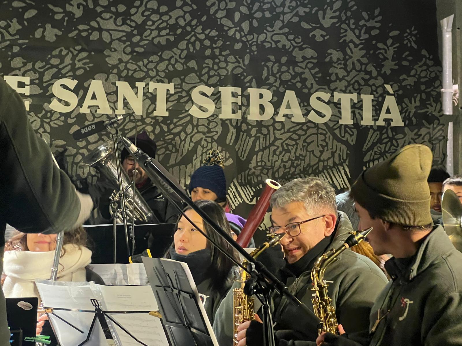 Matadepera ha celebrat aquest dissabte, 10 de gener, una de les activitats més popular de les Festes de Sant Sebastià, la Baixada del Pi. Centenars de persones en aquesta tradicional jornada que va gaudir d'un ambient plenament festiu i sense incidents. Una de les principals novetats d'enguany ha estat el canvi d'ubicació del sopar de la baixada del pi, que es va traslladar al carrer Enric Genescà a causa de les restriccions per la pesta porcina | Salvador Cot