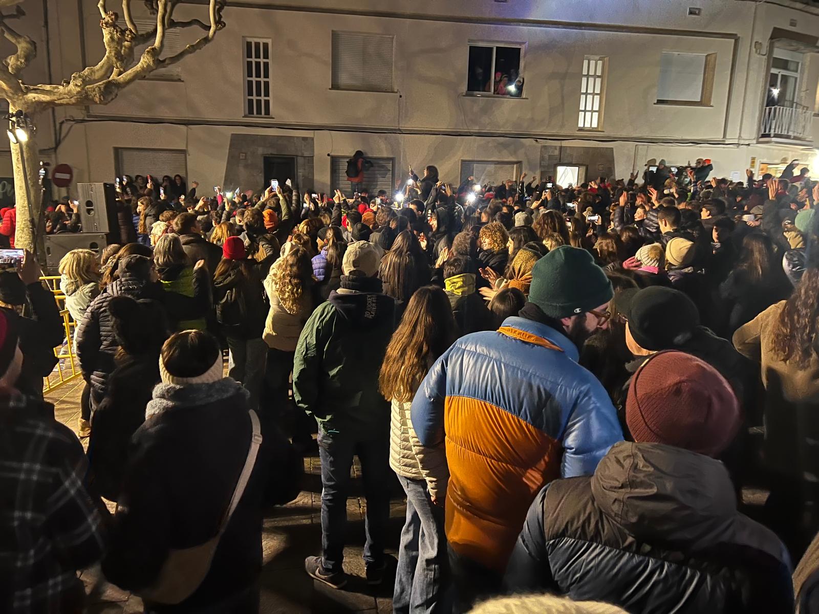 Matadepera ha celebrat aquest dissabte, 10 de gener, una de les activitats més popular de les Festes de Sant Sebastià, la Baixada del Pi. Centenars de persones en aquesta tradicional jornada que va gaudir d'un ambient plenament festiu i sense incidents. Una de les principals novetats d'enguany ha estat el canvi d'ubicació del sopar de la baixada del pi, que es va traslladar al carrer Enric Genescà a causa de les restriccions per la pesta porcina | Salvador Cot