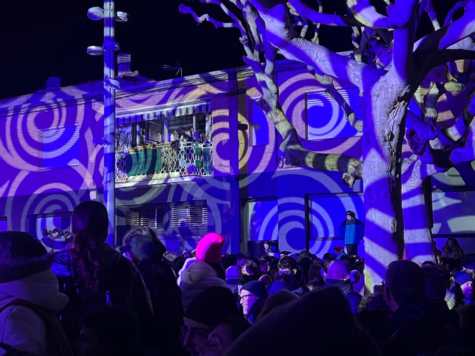 Matadepera ha celebrat aquest dissabte, 10 de gener, una de les activitats més popular de les Festes de Sant Sebastià, la Baixada del Pi. Centenars de persones en aquesta tradicional jornada que va gaudir d'un ambient plenament festiu i sense incidents. Una de les principals novetats d'enguany ha estat el canvi d'ubicació del sopar de la baixada del pi, que es va traslladar al carrer Enric Genescà a causa de les restriccions per la pesta porcina | Salvador Cot