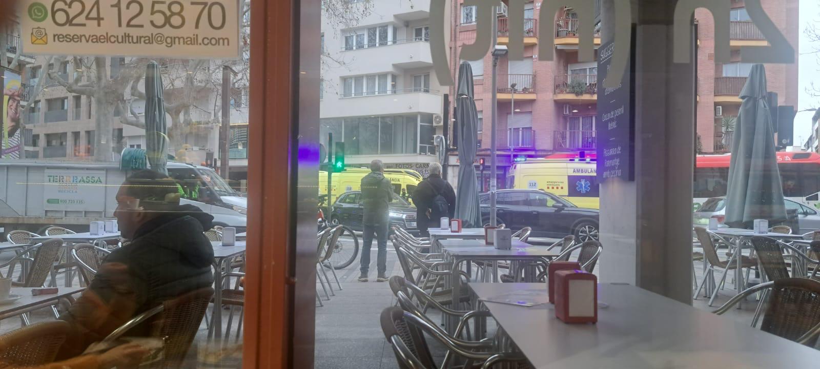 Servicios de emergencia en la Rambla d'Ègara por un accidente de tráfico | Joan Cot