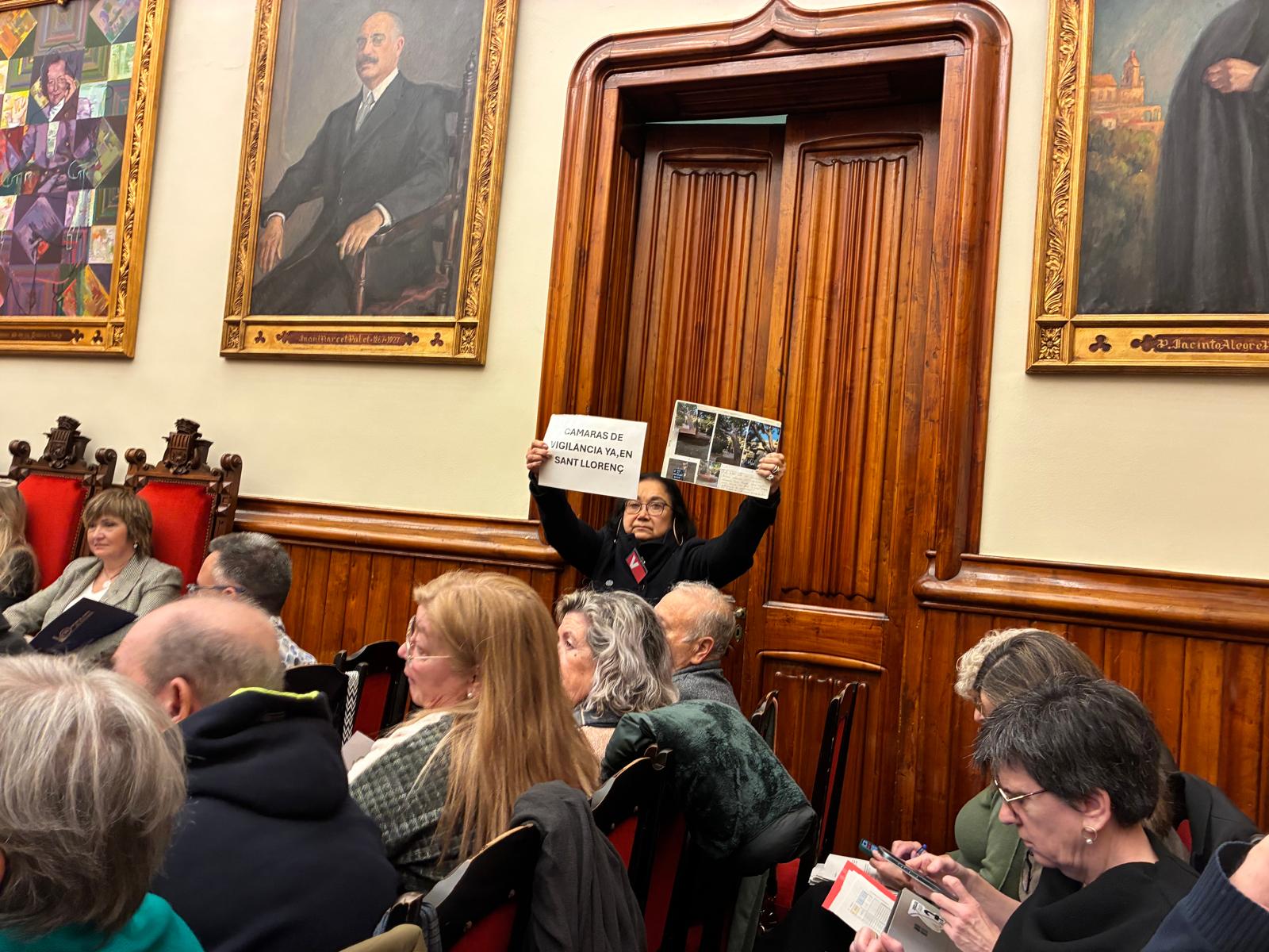 Els veïns de Sant Llorenç han mostrat cartells contra l'incivisme al barri | Vicenç Batalla
