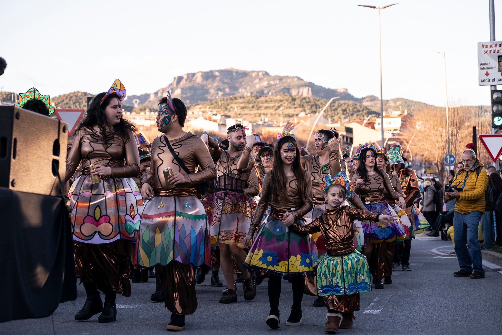 Els carrers de Terrassa s'han disfressat aquest dissabte al vespre per a una rua de Carnestoltes 2026 multitudinària, partint de la plaça de les Magnòlies, en què hi han participat 25 carrosses amb 2.189 persones. Ha obert la comparsa 'Groc cridaner', guanyadora de la desfilada l'any passat, on figuraven la reina i el rei d'enguany, Tifarola i Tifanal. Al cap d'unes hores, rebien les claus de la ciutat durant aquests dies de disbauxa des del balcó de l'Ajuntament, al Raval. Allà, hi han pronunciat un pregó combatiu les membres de lila del Casal de la Dona, en què han reivindicat 'cossos lliures' i una festa 'feminista, irreverent i republicana'. | Mireia Comas