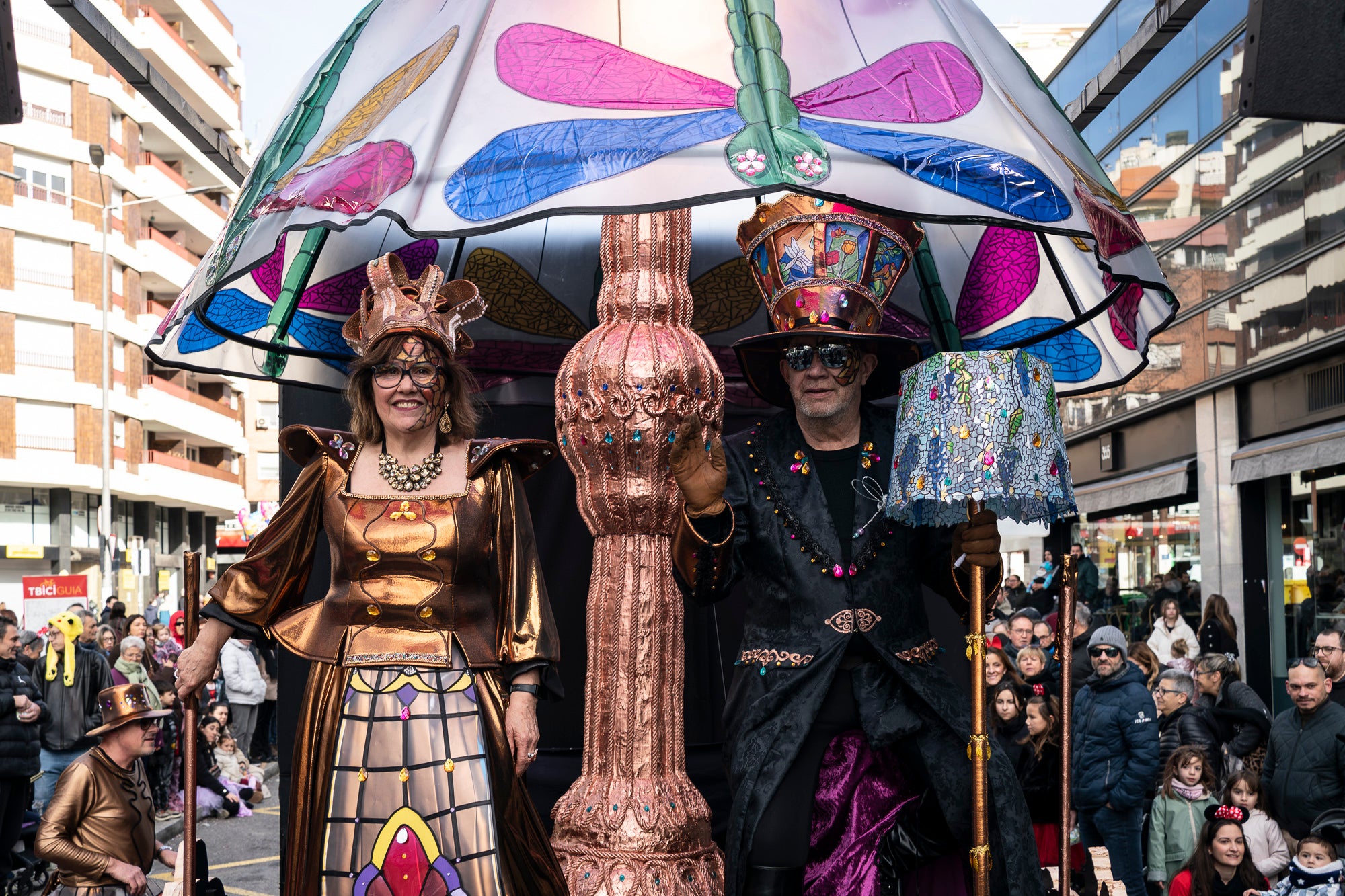 Després de la gran rua de dissabte al vespre, torn aquest diumenge al matí per a la rua infantil del Carnestoltes 2026 de Terrassa, encapçalada per la reina i el rei d'enguany, Tifa-Rola i Tifa-Nal, i el grup Groc Cridaner. Una vintena de comparses d'escoles de la ciutat han participat en aquesta desfilada matinal per la Rambla d'Ègara, que ha passat pel Raval de Montserrat i ha acabat a la plaça Vella. En aquesta ocasió, els més menuts eren els protagonistes amb coreografies acompanyades de pares i professors. La festa ha finalitzat a la plaça Nova, amb música, premis i el pregó a càrrec de totes les comparses | Mireia Comas