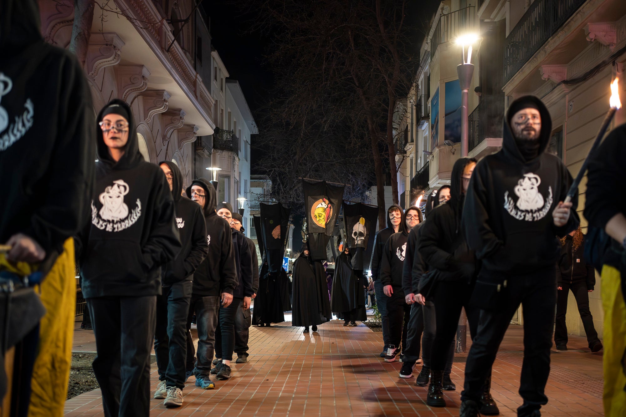 Aquest dimecres, dia 18 de febrer, ha tingut lloc l’acte que posa punt i final a la celebració del Carnestoltes a Terrassa. Cap a les vuit del vespre s’ha iniciat la Rua Mortuòria, amb els taüts del rei i la reina, que els ha conduït fins al Parc de Vallparadís. Un cop allà, s’ha fet l’enterrament de la sardina amb la col·laboració de diversos grups de cultura popular de la ciutat amb un sorprenent espectacle teatral i de foc.
