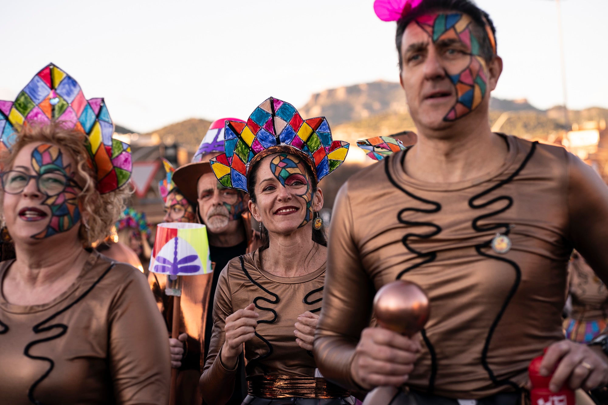 Els carrers de Terrassa s'han disfressat aquest dissabte al vespre per a una rua de Carnestoltes 2026 multitudinària, partint de la plaça de les Magnòlies, en què hi han participat 25 carrosses amb 2.189 persones. Ha obert la comparsa 'Groc cridaner', guanyadora de la desfilada l'any passat, on figuraven la reina i el rei d'enguany, Tifarola i Tifanal. Al cap d'unes hores, rebien les claus de la ciutat durant aquests dies de disbauxa des del balcó de l'Ajuntament, al Raval. Allà, hi han pronunciat un pregó combatiu les membres de lila del Casal de la Dona, en què han reivindicat 'cossos lliures' i una festa 'feminista, irreverent i republicana'. | Mireia Comas