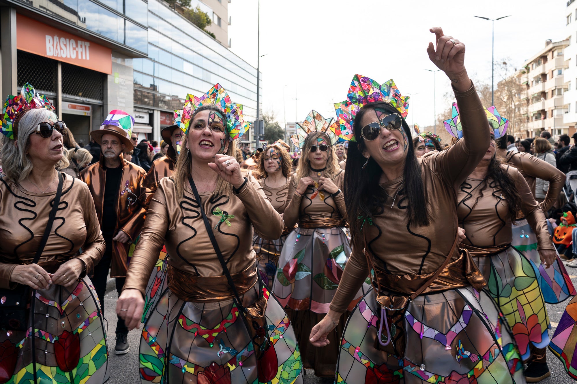 Després de la gran rua de dissabte al vespre, torn aquest diumenge al matí per a la rua infantil del Carnestoltes 2026 de Terrassa, encapçalada per la reina i el rei d'enguany, Tifa-Rola i Tifa-Nal, i el grup Groc Cridaner. Una vintena de comparses d'escoles de la ciutat han participat en aquesta desfilada matinal per la Rambla d'Ègara, que ha passat pel Raval de Montserrat i ha acabat a la plaça Vella. En aquesta ocasió, els més menuts eren els protagonistes amb coreografies acompanyades de pares i professors. La festa ha finalitzat a la plaça Nova, amb música, premis i el pregó a càrrec de totes les comparses | Mireia Comas