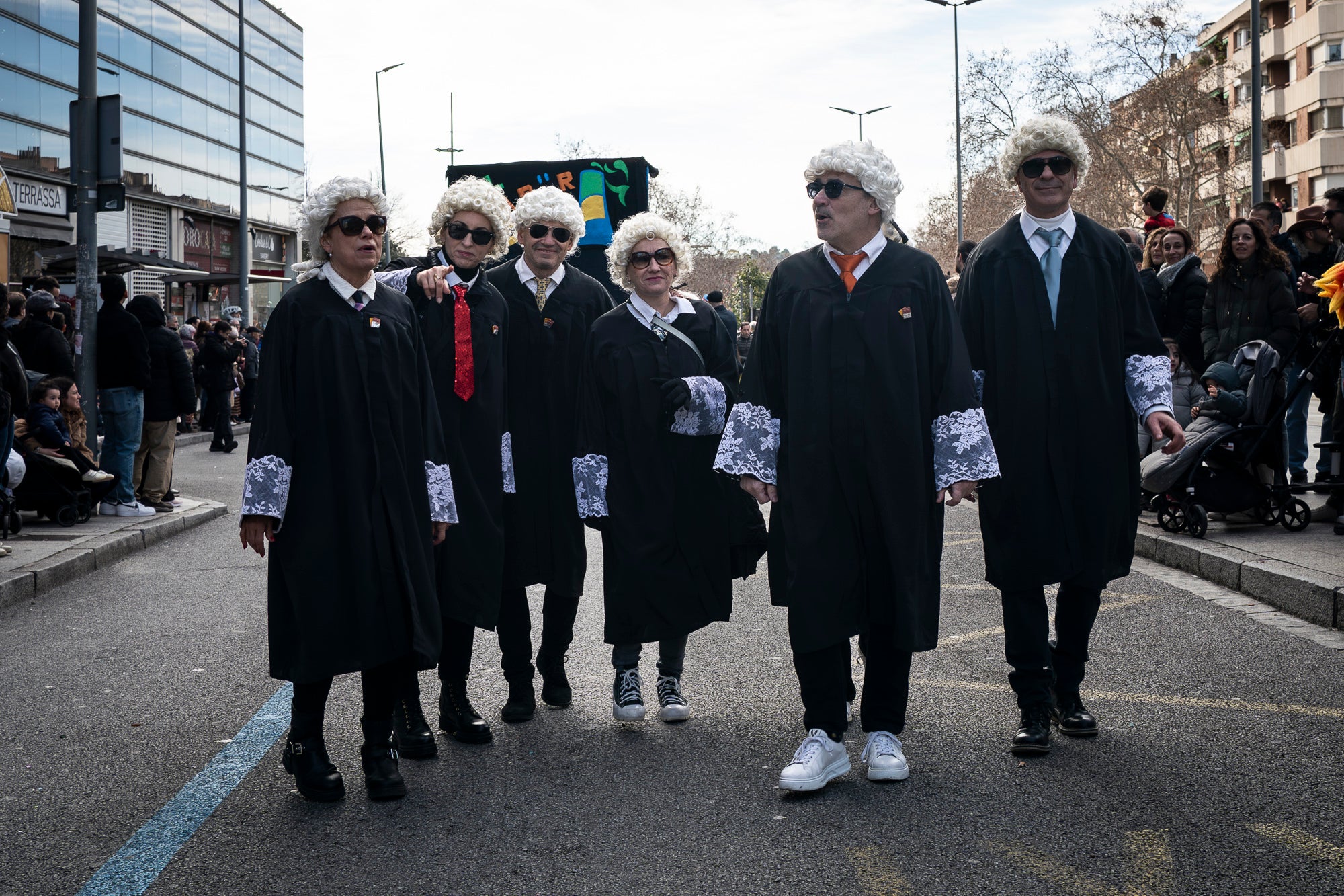 Després de la gran rua de dissabte al vespre, torn aquest diumenge al matí per a la rua infantil del Carnestoltes 2026 de Terrassa, encapçalada per la reina i el rei d'enguany, Tifa-Rola i Tifa-Nal, i el grup Groc Cridaner. Una vintena de comparses d'escoles de la ciutat han participat en aquesta desfilada matinal per la Rambla d'Ègara, que ha passat pel Raval de Montserrat i ha acabat a la plaça Vella. En aquesta ocasió, els més menuts eren els protagonistes amb coreografies acompanyades de pares i professors. La festa ha finalitzat a la plaça Nova, amb música, premis i el pregó a càrrec de totes les comparses | Mireia Comas