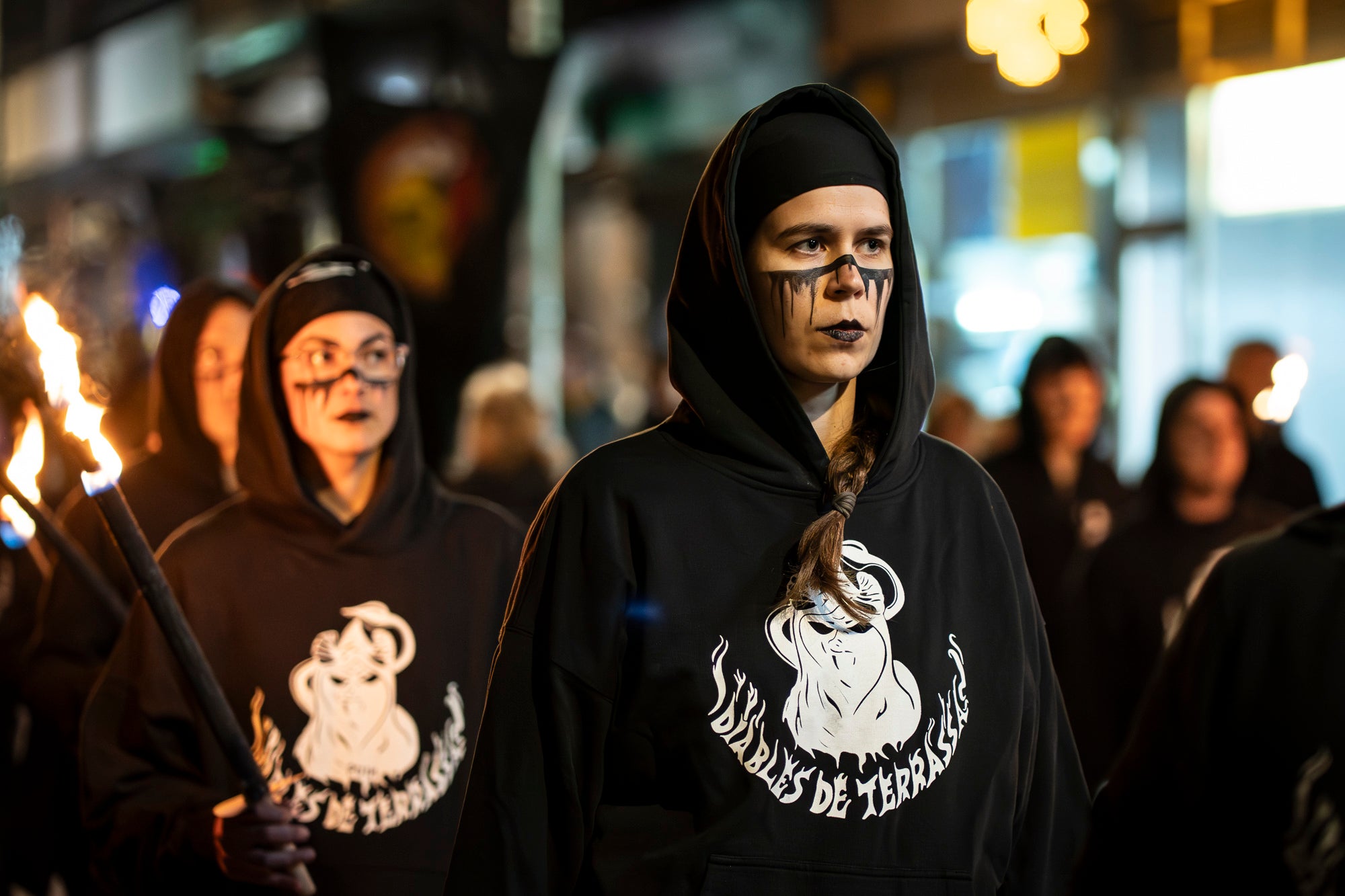 Aquest dimecres, dia 18 de febrer, ha tingut lloc l’acte que posa punt i final a la celebració del Carnestoltes a Terrassa. Cap a les vuit del vespre s’ha iniciat la Rua Mortuòria, amb els taüts del rei i la reina, que els ha conduït fins al Parc de Vallparadís. Un cop allà, s’ha fet l’enterrament de la sardina amb la col·laboració de diversos grups de cultura popular de la ciutat amb un sorprenent espectacle teatral i de foc.