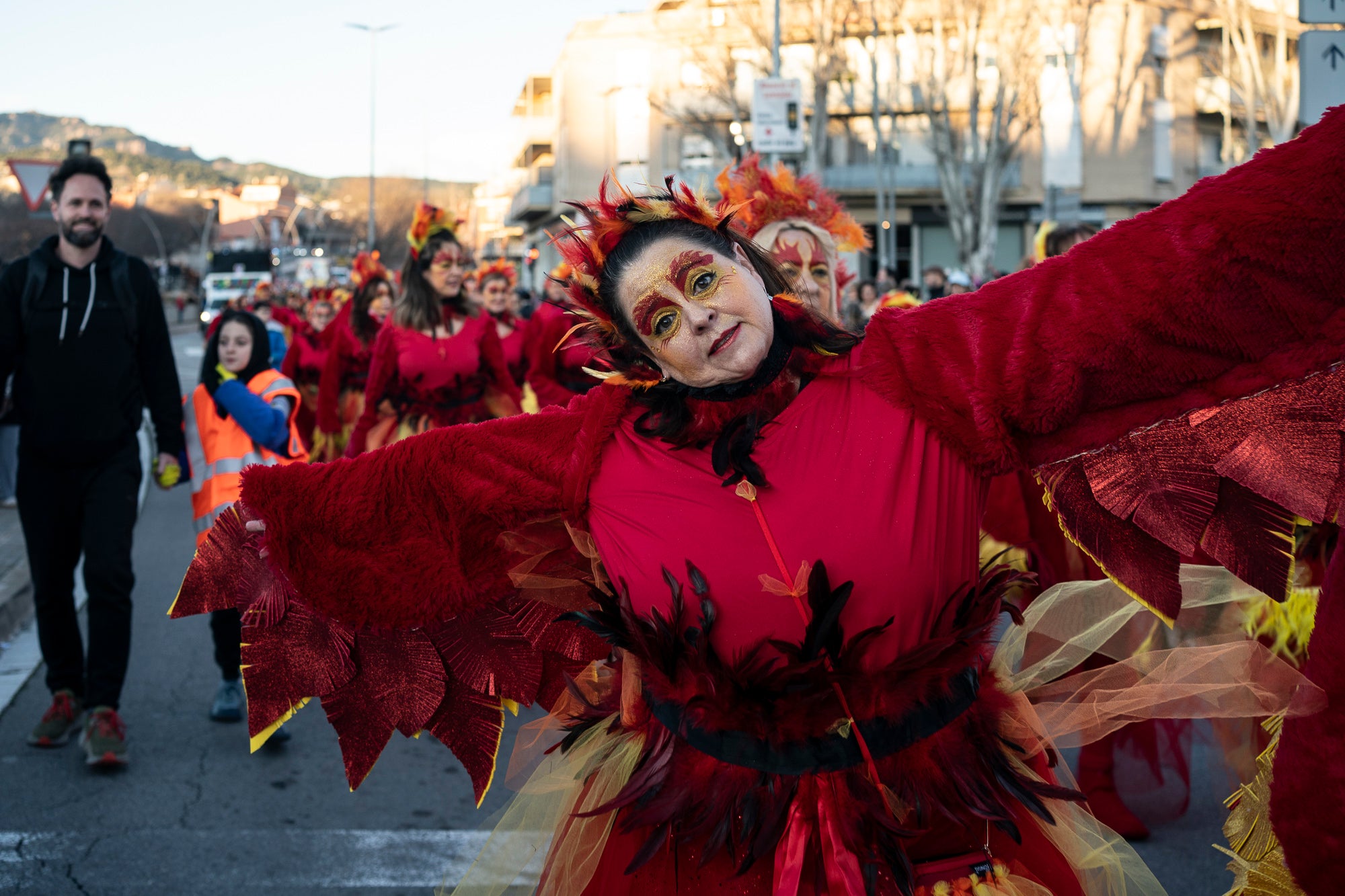 Els carrers de Terrassa s'han disfressat aquest dissabte al vespre per a una rua de Carnestoltes 2026 multitudinària, partint de la plaça de les Magnòlies, en què hi han participat 25 carrosses amb 2.189 persones. Ha obert la comparsa 'Groc cridaner', guanyadora de la desfilada l'any passat, on figuraven la reina i el rei d'enguany, Tifarola i Tifanal. Al cap d'unes hores, rebien les claus de la ciutat durant aquests dies de disbauxa des del balcó de l'Ajuntament, al Raval. Allà, hi han pronunciat un pregó combatiu les membres de lila del Casal de la Dona, en què han reivindicat 'cossos lliures' i una festa 'feminista, irreverent i republicana'. | Mireia Comas