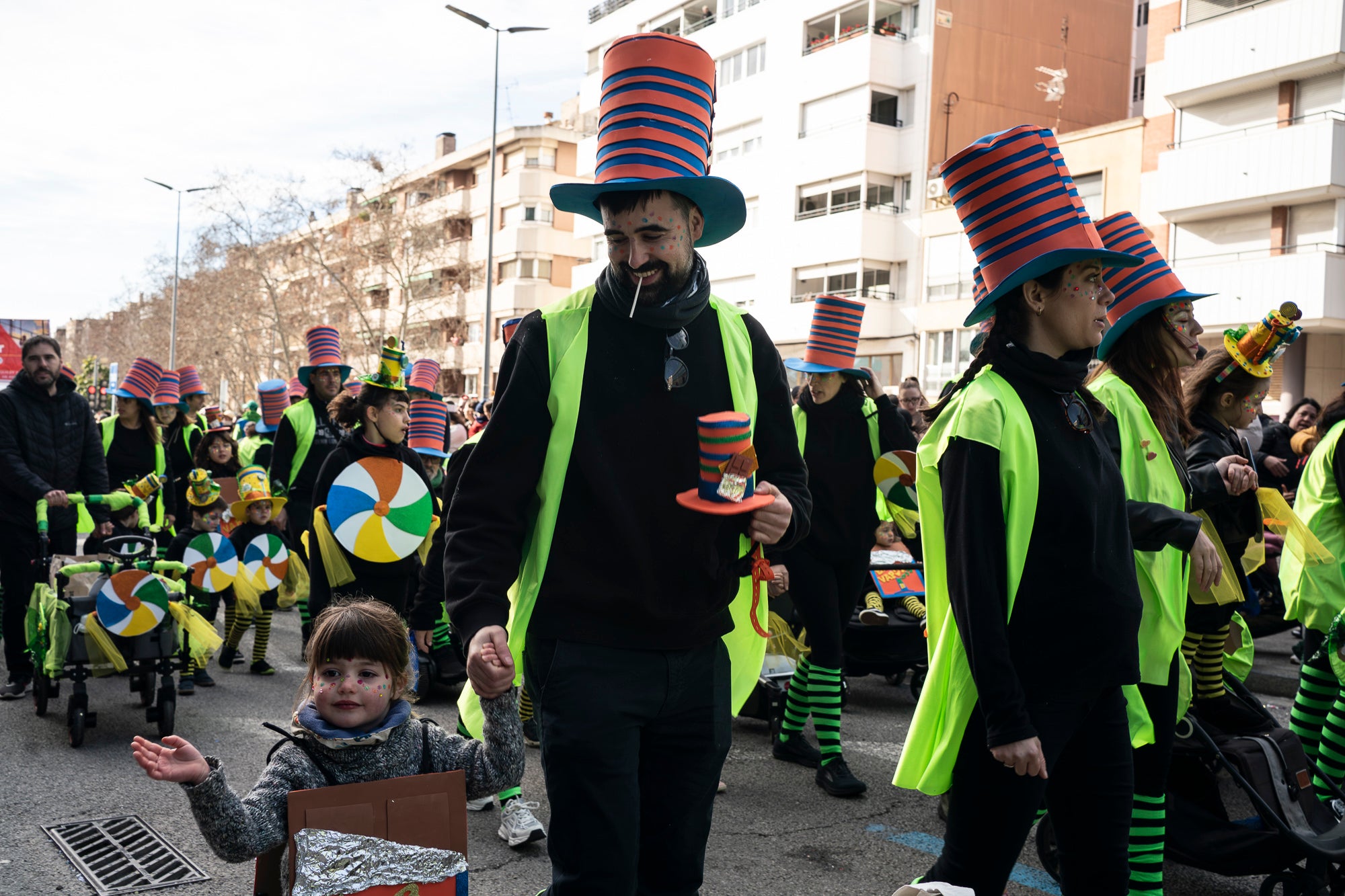 Després de la gran rua de dissabte al vespre, torn aquest diumenge al matí per a la rua infantil del Carnestoltes 2026 de Terrassa, encapçalada per la reina i el rei d'enguany, Tifa-Rola i Tifa-Nal, i el grup Groc Cridaner. Una vintena de comparses d'escoles de la ciutat han participat en aquesta desfilada matinal per la Rambla d'Ègara, que ha passat pel Raval de Montserrat i ha acabat a la plaça Vella. En aquesta ocasió, els més menuts eren els protagonistes amb coreografies acompanyades de pares i professors. La festa ha finalitzat a la plaça Nova, amb música, premis i el pregó a càrrec de totes les comparses | Mireia Comas