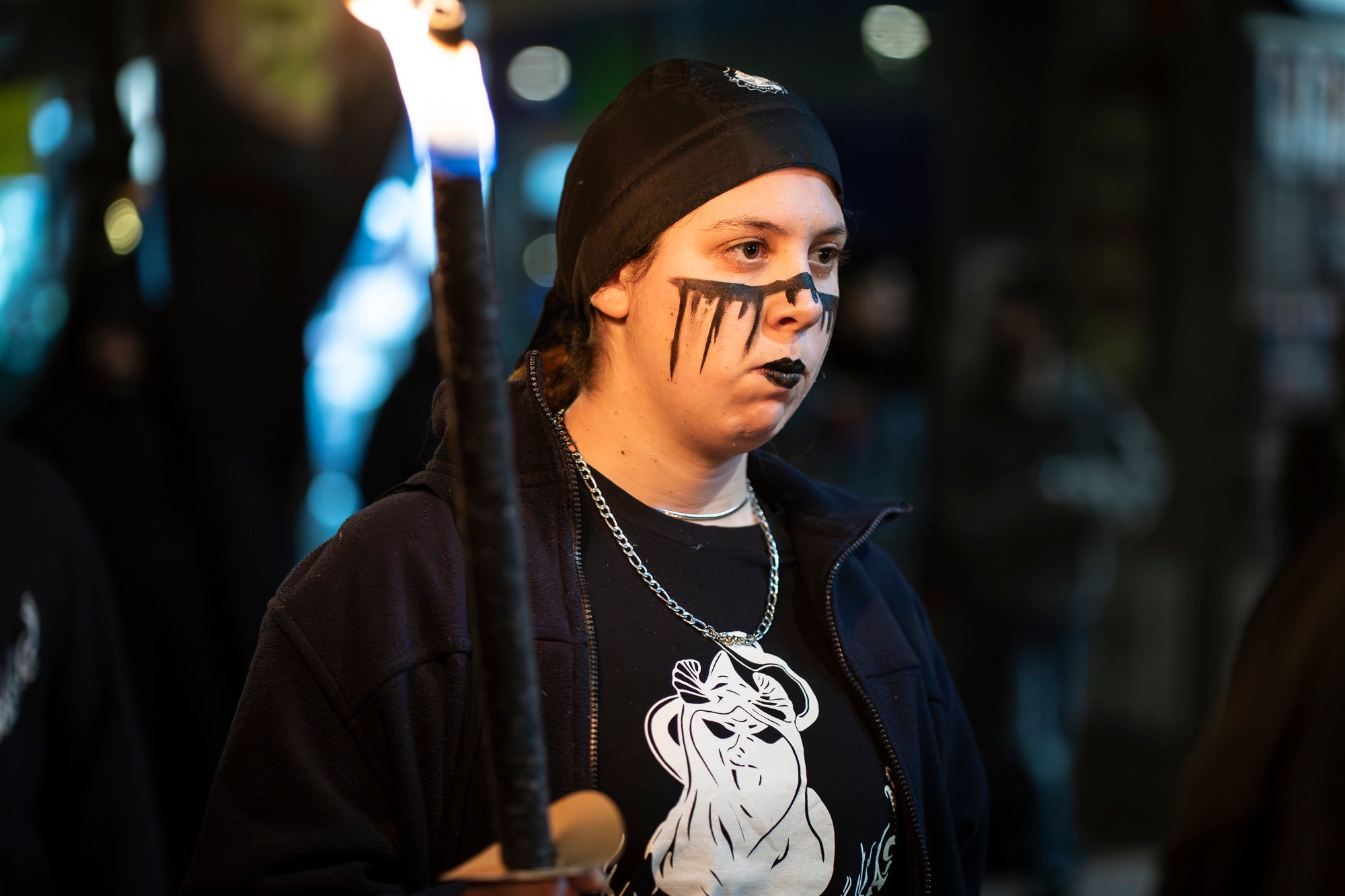 Aquest dimecres, dia 18 de febrer, ha tingut lloc l’acte que posa punt i final a la celebració del Carnestoltes a Terrassa. Cap a les vuit del vespre s’ha iniciat la Rua Mortuòria, amb els taüts del rei i la reina, que els ha conduït fins al Parc de Vallparadís. Un cop allà, s’ha fet l’enterrament de la sardina amb la col·laboració de diversos grups de cultura popular de la ciutat amb un sorprenent espectacle teatral i de foc.