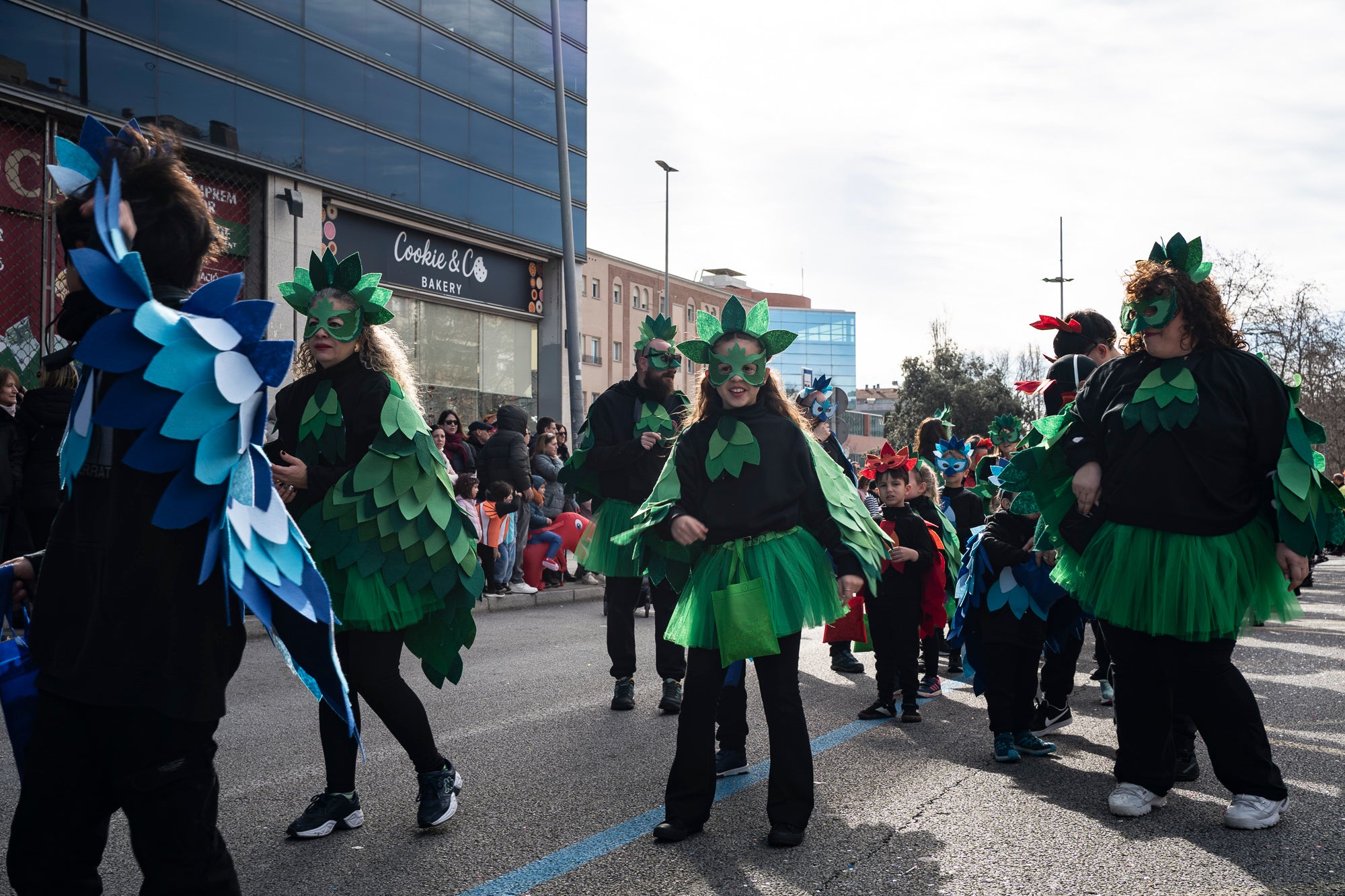 Després de la gran rua de dissabte al vespre, torn aquest diumenge al matí per a la rua infantil del Carnestoltes 2026 de Terrassa, encapçalada per la reina i el rei d'enguany, Tifa-Rola i Tifa-Nal, i el grup Groc Cridaner. Una vintena de comparses d'escoles de la ciutat han participat en aquesta desfilada matinal per la Rambla d'Ègara, que ha passat pel Raval de Montserrat i ha acabat a la plaça Vella. En aquesta ocasió, els més menuts eren els protagonistes amb coreografies acompanyades de pares i professors. La festa ha finalitzat a la plaça Nova, amb música, premis i el pregó a càrrec de totes les comparses | Mireia Comas