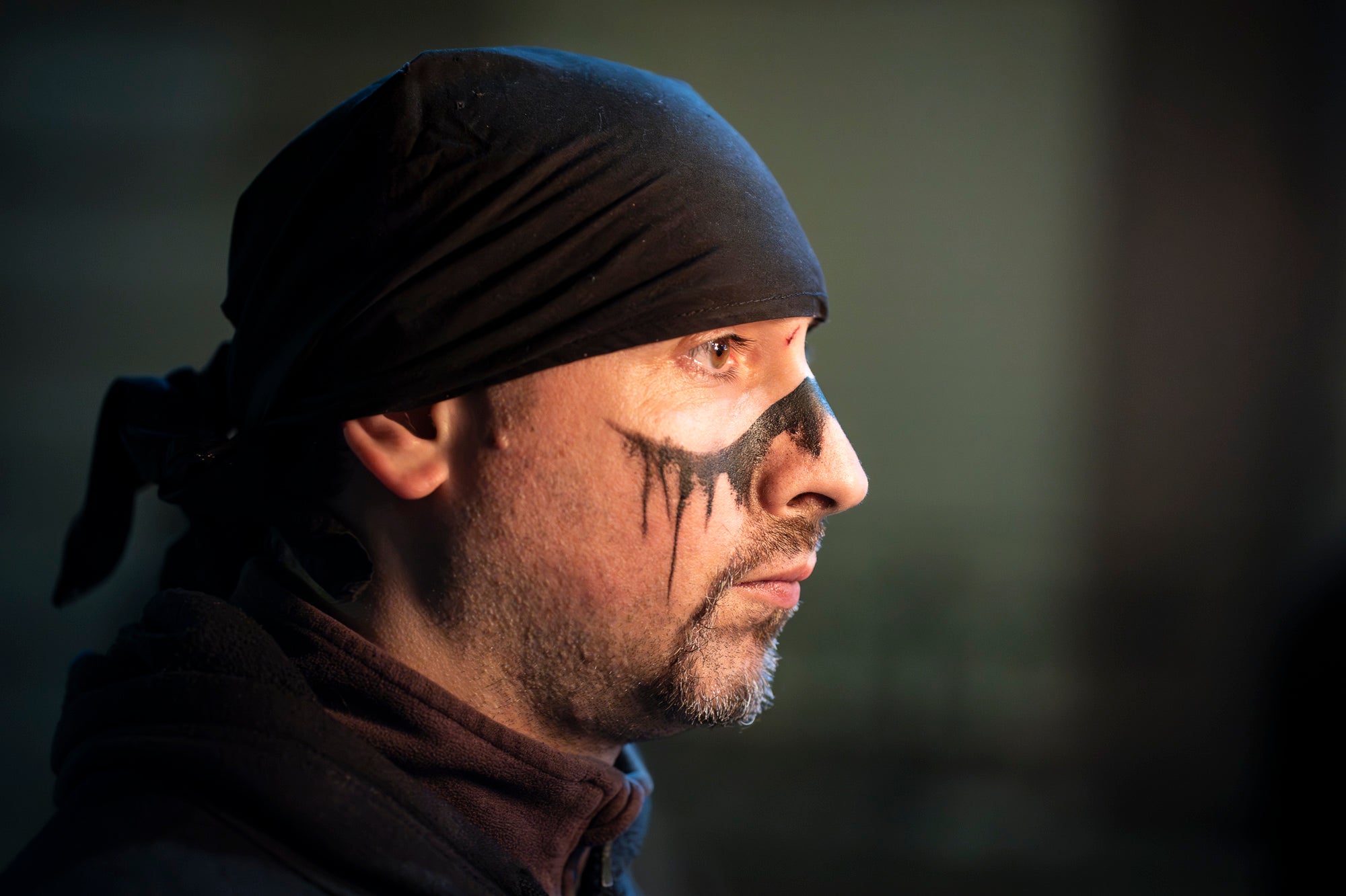 Aquest dimecres, dia 18 de febrer, ha tingut lloc l’acte que posa punt i final a la celebració del Carnestoltes a Terrassa. Cap a les vuit del vespre s’ha iniciat la Rua Mortuòria, amb els taüts del rei i la reina, que els ha conduït fins al Parc de Vallparadís. Un cop allà, s’ha fet l’enterrament de la sardina amb la col·laboració de diversos grups de cultura popular de la ciutat amb un sorprenent espectacle teatral i de foc.