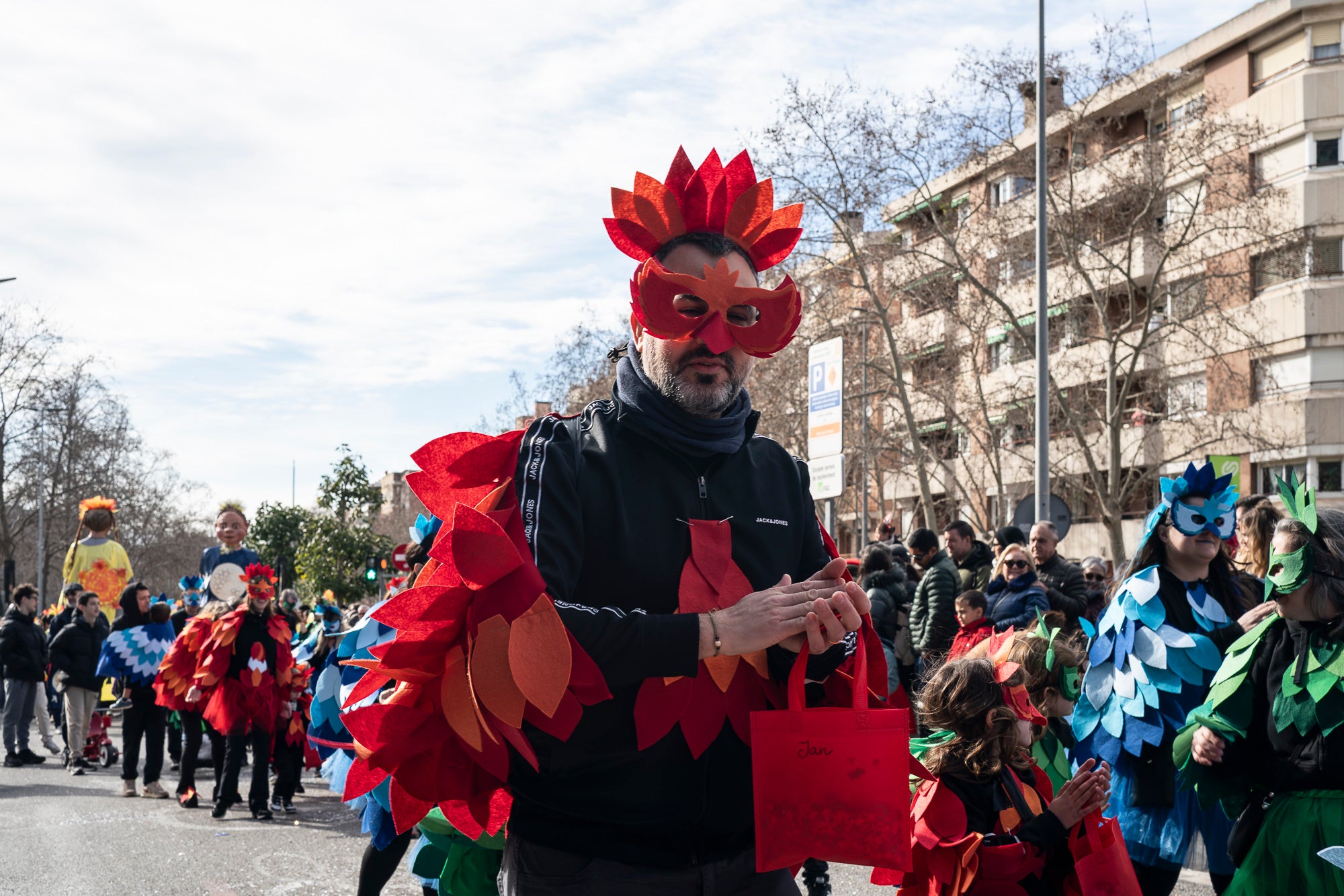 Després de la gran rua de dissabte al vespre, torn aquest diumenge al matí per a la rua infantil del Carnestoltes 2026 de Terrassa, encapçalada per la reina i el rei d'enguany, Tifa-Rola i Tifa-Nal, i el grup Groc Cridaner. Una vintena de comparses d'escoles de la ciutat han participat en aquesta desfilada matinal per la Rambla d'Ègara, que ha passat pel Raval de Montserrat i ha acabat a la plaça Vella. En aquesta ocasió, els més menuts eren els protagonistes amb coreografies acompanyades de pares i professors. La festa ha finalitzat a la plaça Nova, amb música, premis i el pregó a càrrec de totes les comparses | Mireia Comas