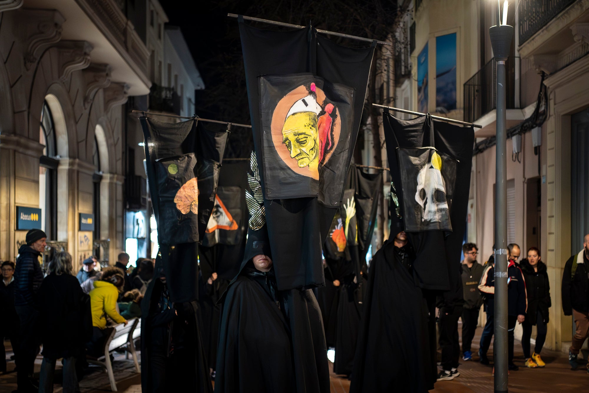 Aquest dimecres, dia 18 de febrer, ha tingut lloc l’acte que posa punt i final a la celebració del Carnestoltes a Terrassa. Cap a les vuit del vespre s’ha iniciat la Rua Mortuòria, amb els taüts del rei i la reina, que els ha conduït fins al Parc de Vallparadís. Un cop allà, s’ha fet l’enterrament de la sardina amb la col·laboració de diversos grups de cultura popular de la ciutat amb un sorprenent espectacle teatral i de foc.