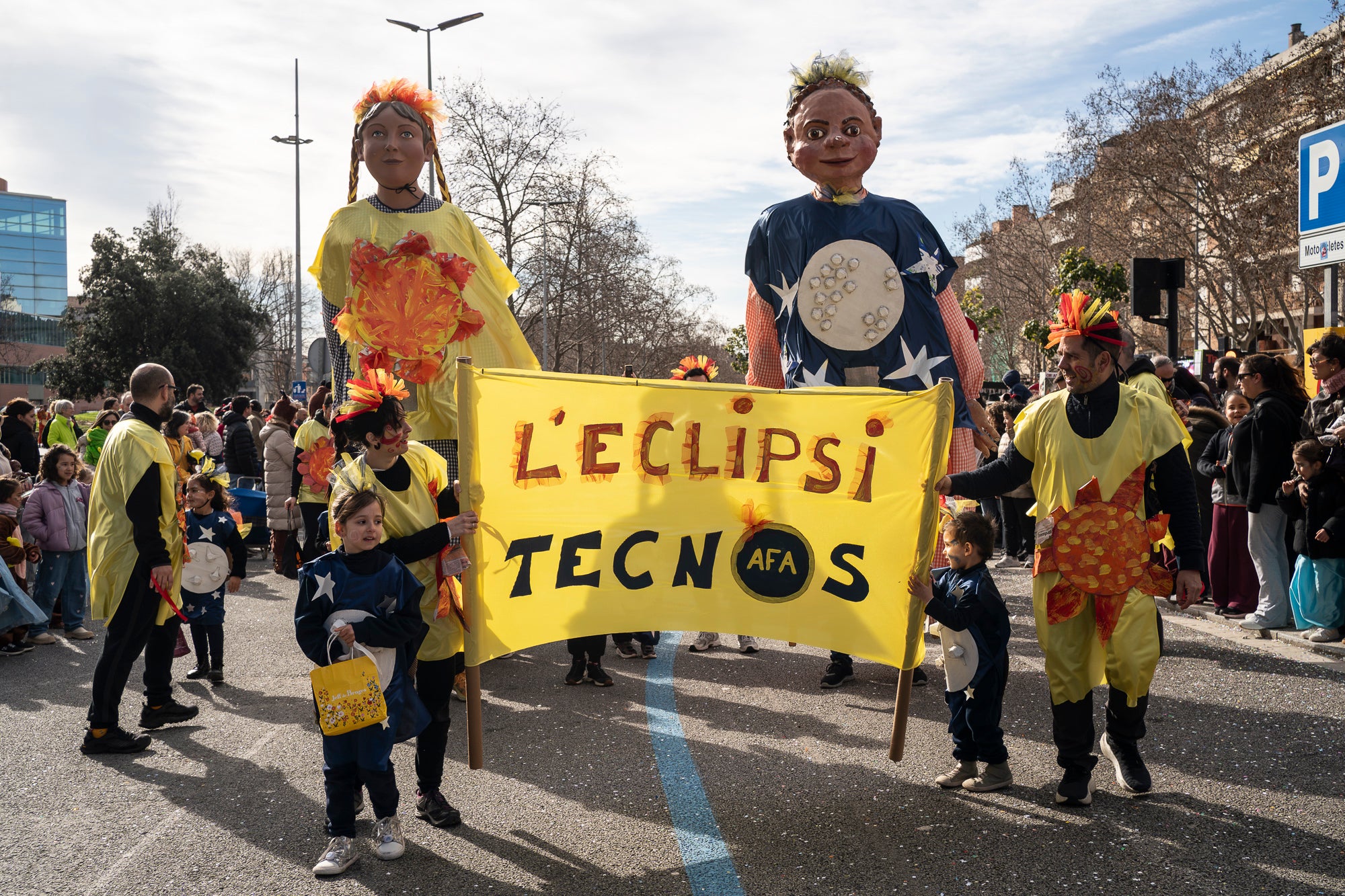 Després de la gran rua de dissabte al vespre, torn aquest diumenge al matí per a la rua infantil del Carnestoltes 2026 de Terrassa, encapçalada per la reina i el rei d'enguany, Tifa-Rola i Tifa-Nal, i el grup Groc Cridaner. Una vintena de comparses d'escoles de la ciutat han participat en aquesta desfilada matinal per la Rambla d'Ègara, que ha passat pel Raval de Montserrat i ha acabat a la plaça Vella. En aquesta ocasió, els més menuts eren els protagonistes amb coreografies acompanyades de pares i professors. La festa ha finalitzat a la plaça Nova, amb música, premis i el pregó a càrrec de totes les comparses | Mireia Comas