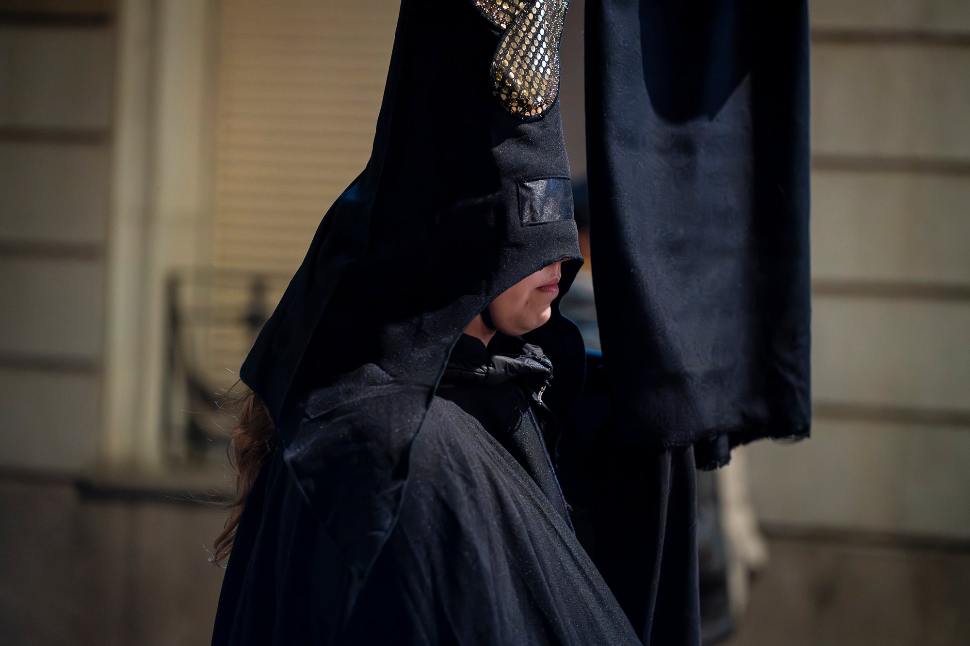 Aquest dimecres, dia 18 de febrer, ha tingut lloc l’acte que posa punt i final a la celebració del Carnestoltes a Terrassa. Cap a les vuit del vespre s’ha iniciat la Rua Mortuòria, amb els taüts del rei i la reina, que els ha conduït fins al Parc de Vallparadís. Un cop allà, s’ha fet l’enterrament de la sardina amb la col·laboració de diversos grups de cultura popular de la ciutat amb un sorprenent espectacle teatral i de foc.