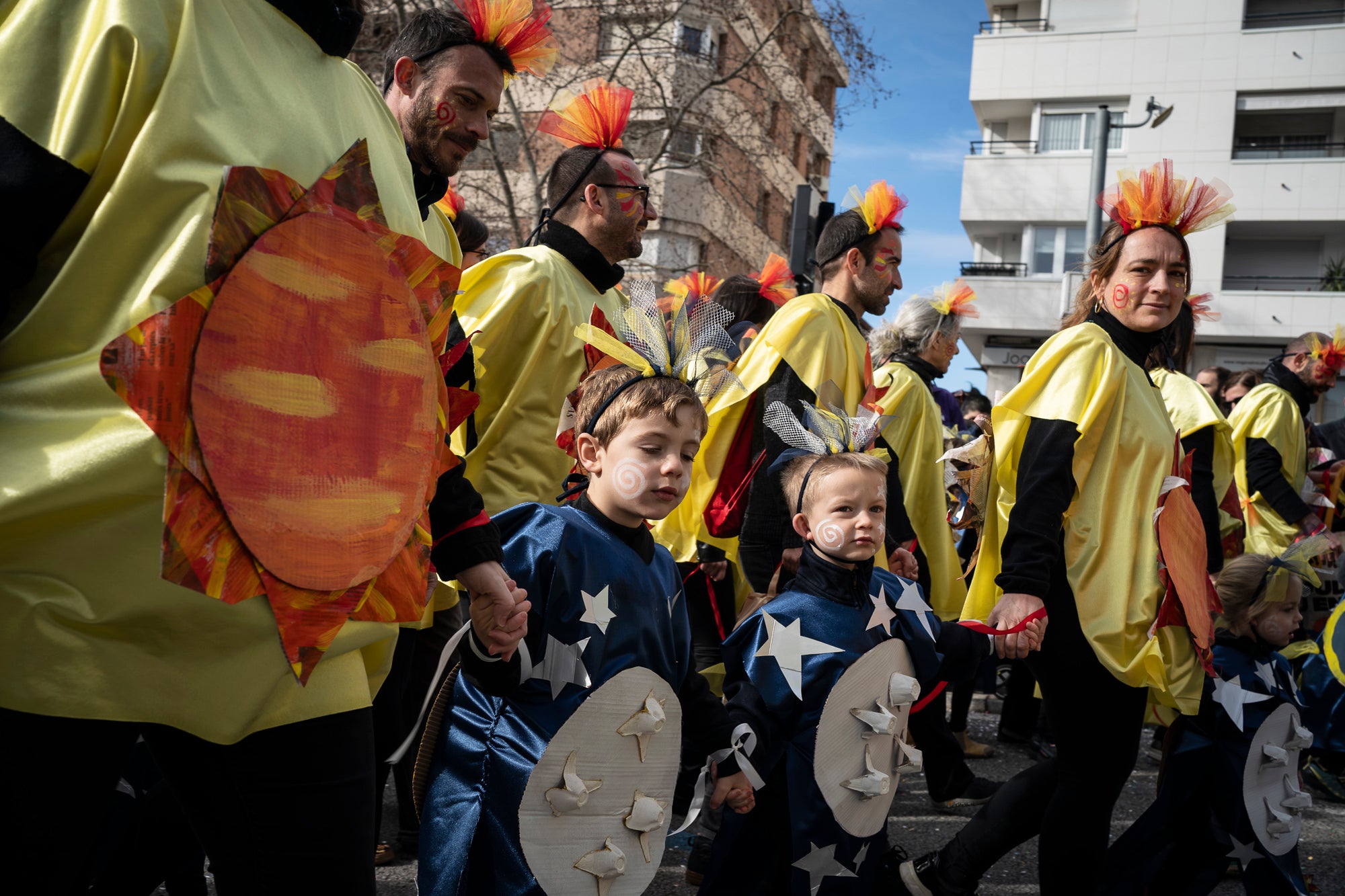 Després de la gran rua de dissabte al vespre, torn aquest diumenge al matí per a la rua infantil del Carnestoltes 2026 de Terrassa, encapçalada per la reina i el rei d'enguany, Tifa-Rola i Tifa-Nal, i el grup Groc Cridaner. Una vintena de comparses d'escoles de la ciutat han participat en aquesta desfilada matinal per la Rambla d'Ègara, que ha passat pel Raval de Montserrat i ha acabat a la plaça Vella. En aquesta ocasió, els més menuts eren els protagonistes amb coreografies acompanyades de pares i professors. La festa ha finalitzat a la plaça Nova, amb música, premis i el pregó a càrrec de totes les comparses | Mireia Comas