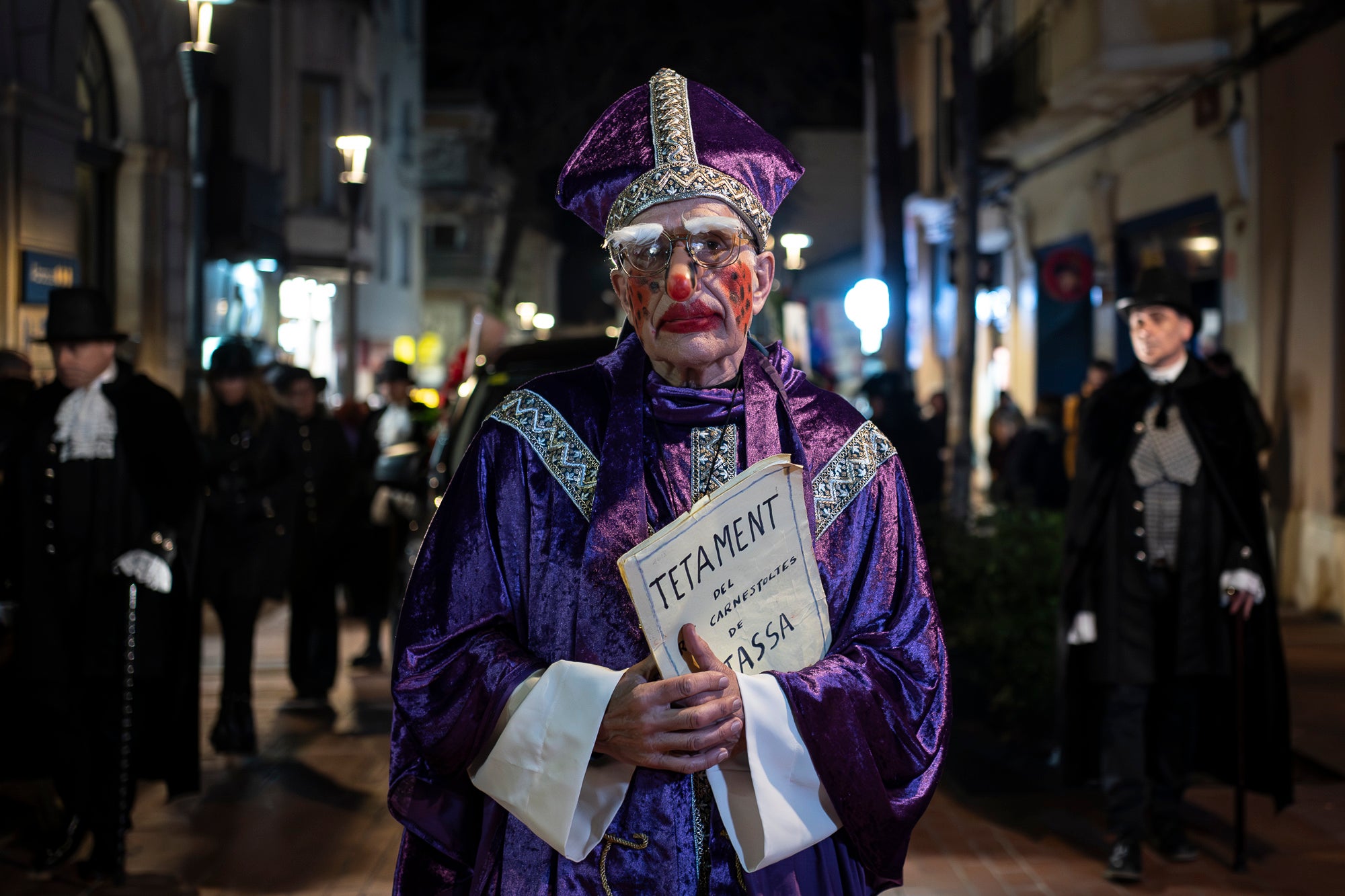 Aquest dimecres, dia 18 de febrer, ha tingut lloc l’acte que posa punt i final a la celebració del Carnestoltes a Terrassa. Cap a les vuit del vespre s’ha iniciat la Rua Mortuòria, amb els taüts del rei i la reina, que els ha conduït fins al Parc de Vallparadís. Un cop allà, s’ha fet l’enterrament de la sardina amb la col·laboració de diversos grups de cultura popular de la ciutat amb un sorprenent espectacle teatral i de foc.