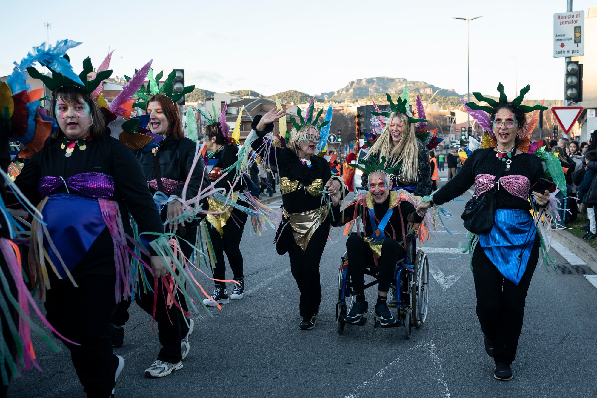 Els carrers de Terrassa s'han disfressat aquest dissabte al vespre per a una rua de Carnestoltes 2026 multitudinària, partint de la plaça de les Magnòlies, en què hi han participat 25 carrosses amb 2.189 persones. Ha obert la comparsa 'Groc cridaner', guanyadora de la desfilada l'any passat, on figuraven la reina i el rei d'enguany, Tifarola i Tifanal. Al cap d'unes hores, rebien les claus de la ciutat durant aquests dies de disbauxa des del balcó de l'Ajuntament, al Raval. Allà, hi han pronunciat un pregó combatiu les membres de lila del Casal de la Dona, en què han reivindicat 'cossos lliures' i una festa 'feminista, irreverent i republicana'. | Mireia Comas